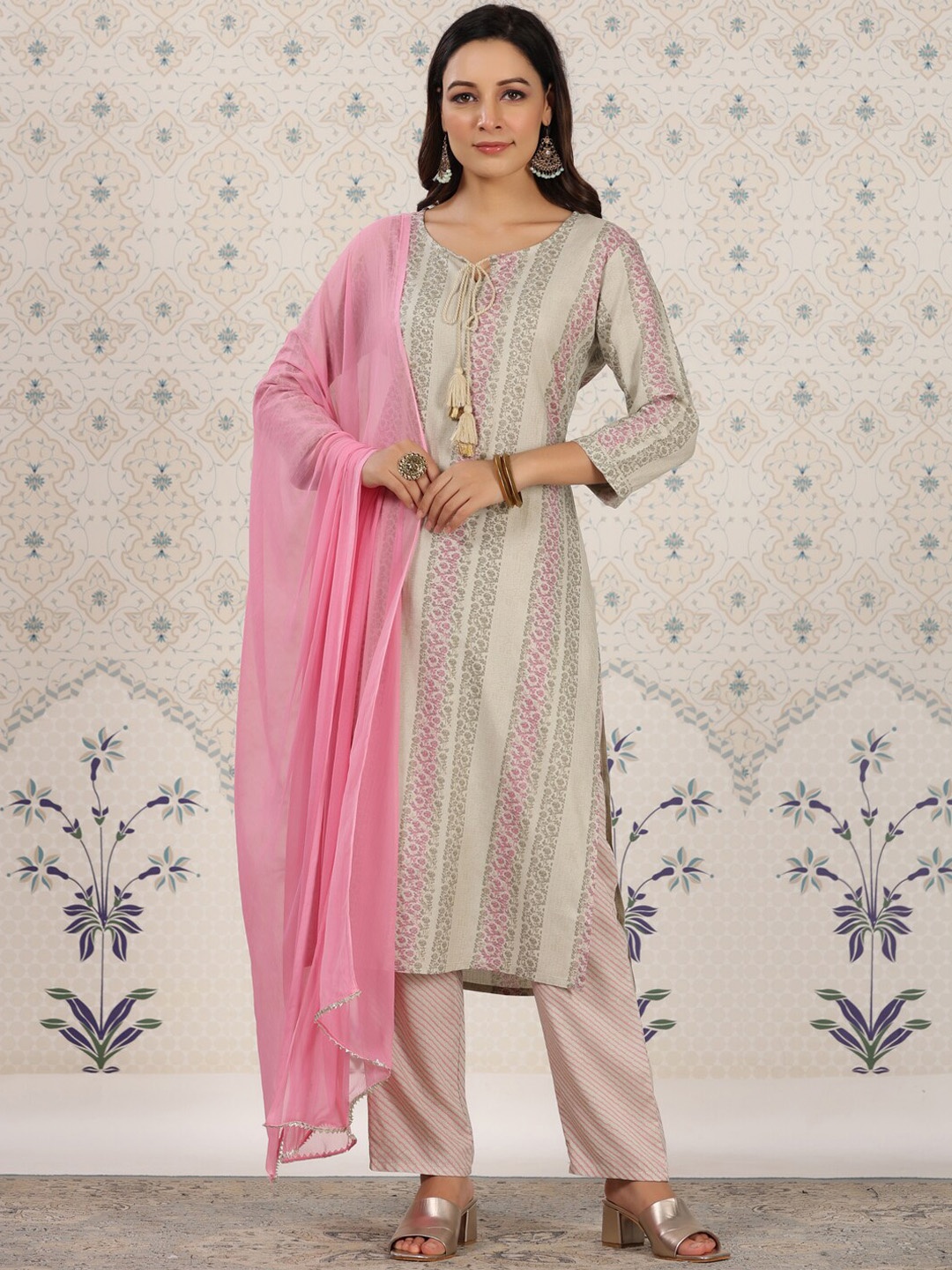 Ode by House of Pataudi Floral Printed Regular Kurta With Palazzos & With Dupatta, Pink
Ode by House of Pataudi Floral Printed Regular Kurta With Palazzos & With Dupatta, Pink