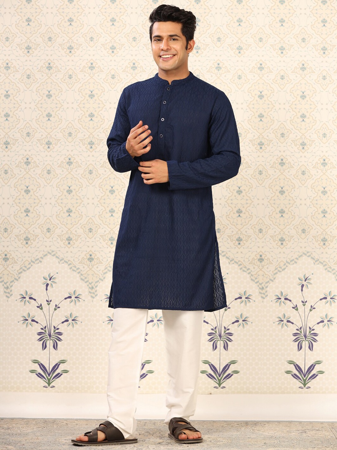 House of Pataudi Ethnic Motifs Embroidered Regular Thread Work Kurta with Pyjamas, Navy blue
House of Pataudi Ethnic Motifs Embroidered Regular Thread Work Kurta with Pyjamas, Navy blue