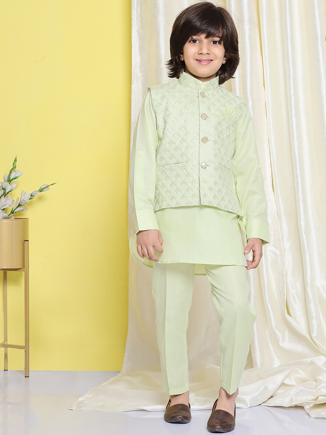 Aj DEZInES Boys Band Collar Pure Cotton Straight Kurta & Pyjamas with Nehru jacket, Green
Aj DEZInES Boys Band Collar Pure Cotton Straight Kurta & Pyjamas with Nehru jacket, Green