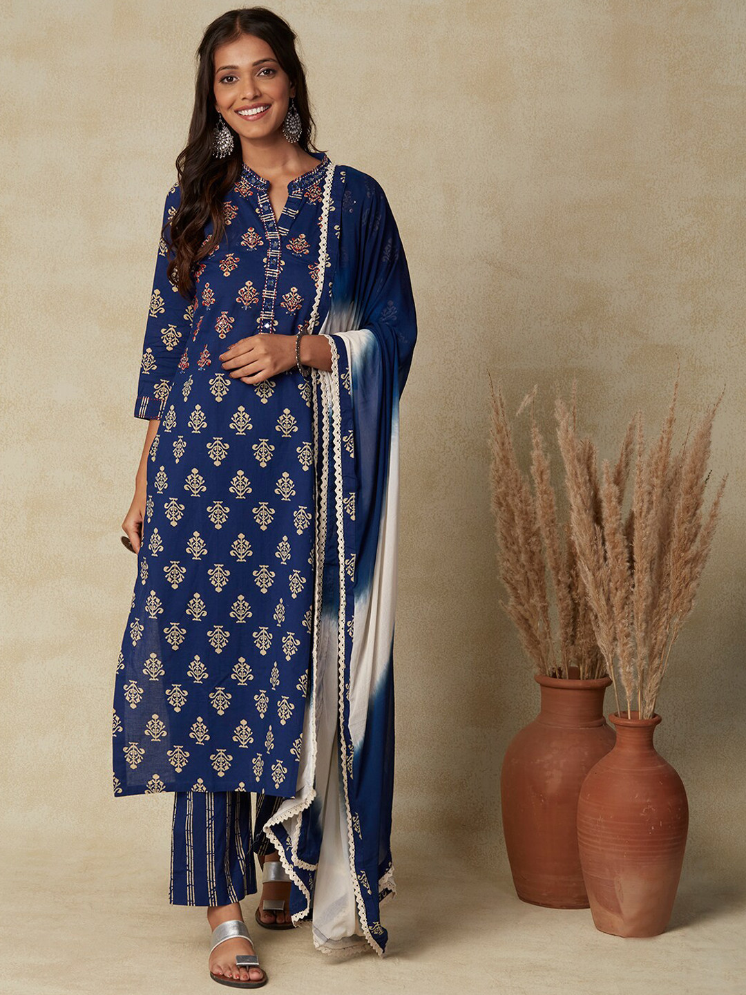 FASHOR Blue Ethnic Motifs Printed Thread Work Kurta & Trousers & With Dupatta
FASHOR Blue Ethnic Motifs Printed Thread Work Kurta & Trousers & With Dupatta