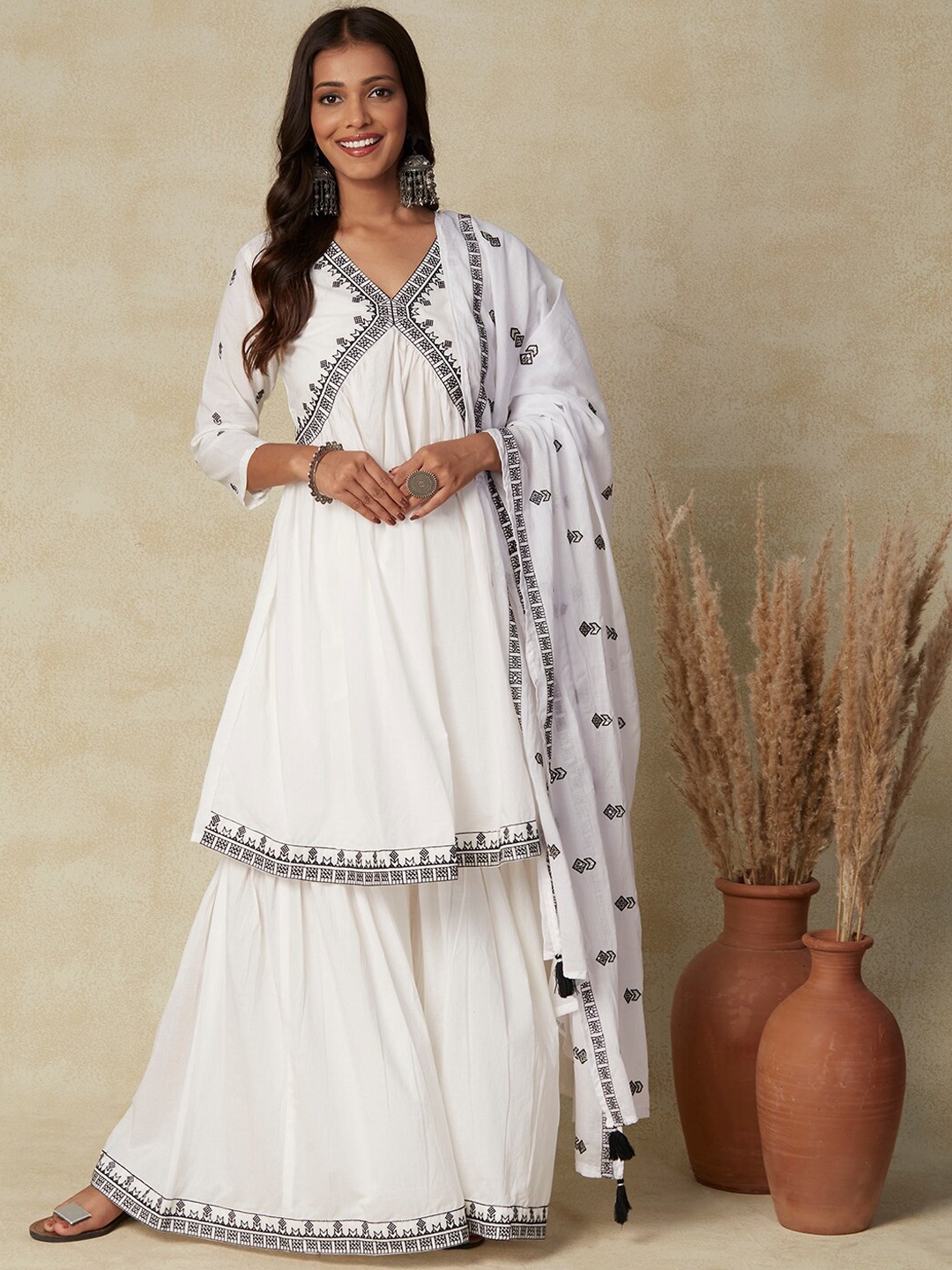 FASHOR White Ethnic Motifs Embroidered Empire Pure Cotton Kurta & Sharara With Dupatta
FASHOR White Ethnic Motifs Embroidered Empire Pure Cotton Kurta & Sharara With Dupatta