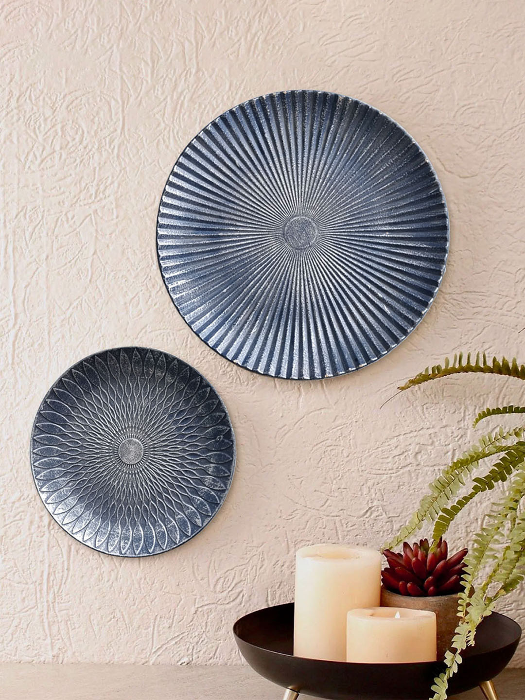 Art Street Blue 2-Pieces Wood Round Wall Hanging Decor Plates 
Art Street Blue 2-Pieces Wood Round Wall Hanging Decor Plates
