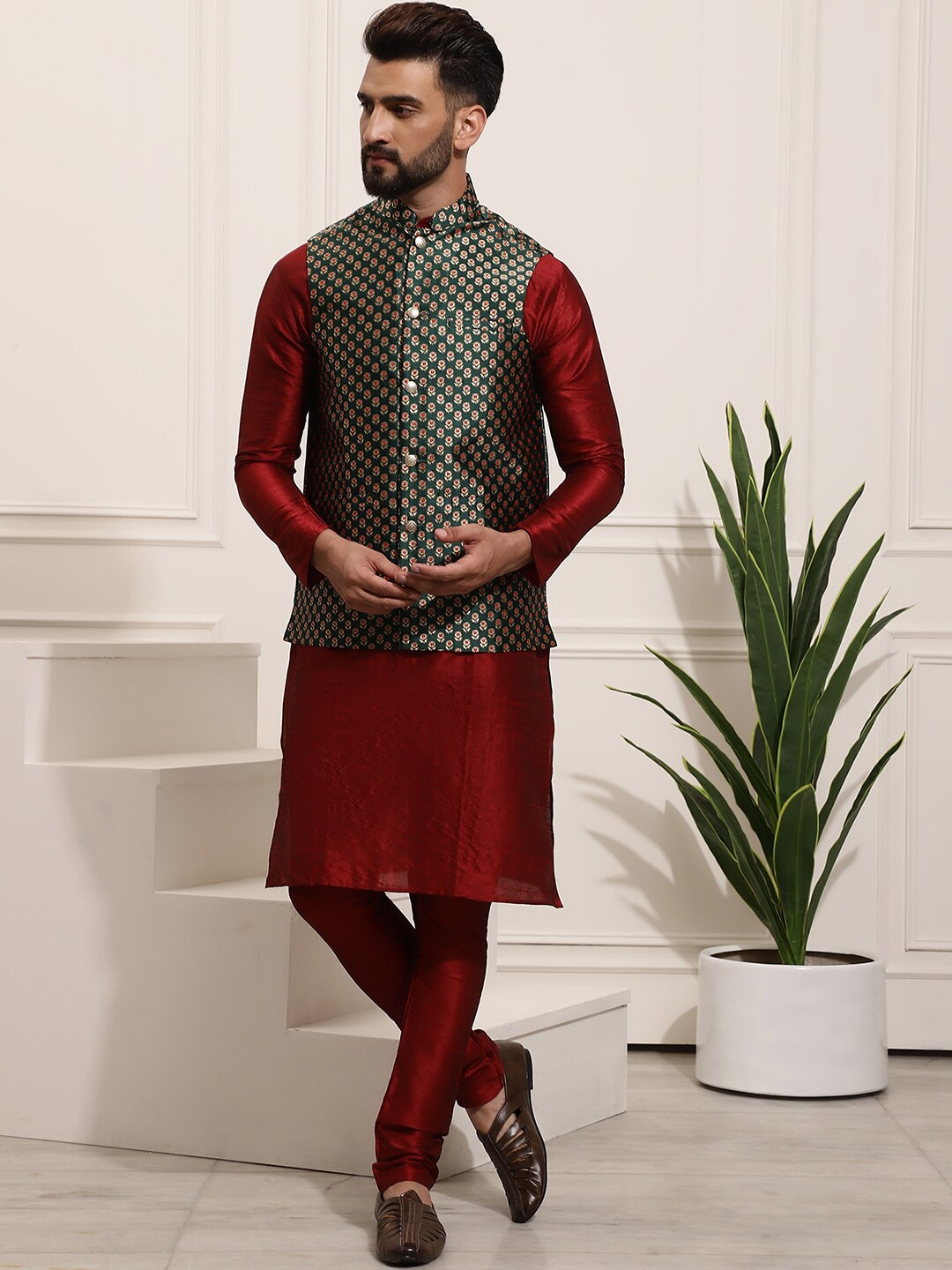 SOJANYA Floral Print Mandrain Collar Thread Work Kurta with Churidar & Nehur Jacket, Maroon
SOJANYA Floral Print Mandrain Collar Thread Work Kurta with Churidar & Nehur Jacket, Maroon