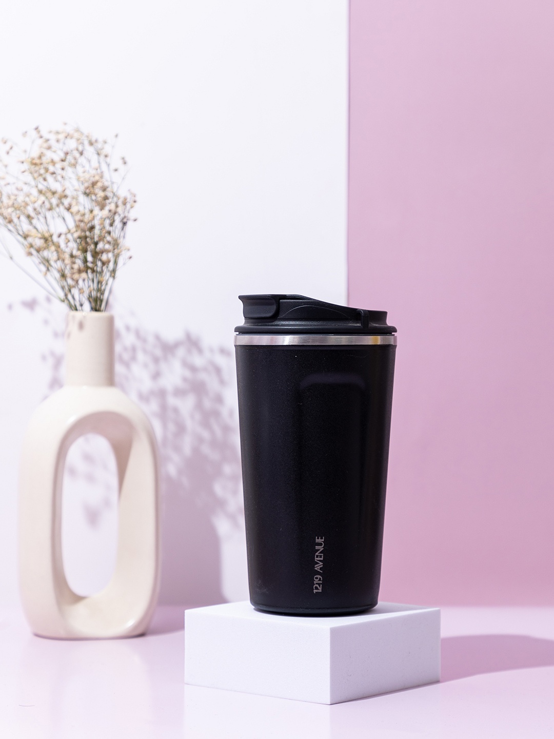 1219 Avenue Leakproof SS Vacuum Insulated Travel Mug With Temperature Display - 550ml, Black
1219 Avenue Leakproof SS Vacuum Insulated Travel Mug With Temperature Display - 550ml, Black