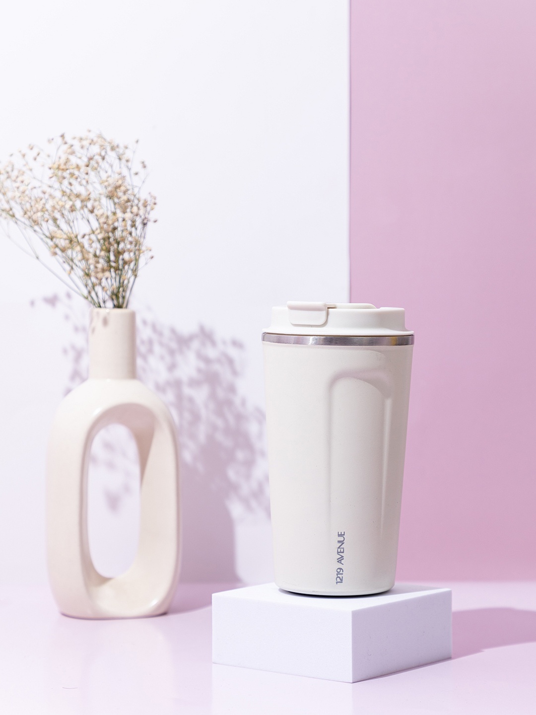 1219 Avenue Leakproof SS Vacuum Insulated Travel Mug With Temperature Display - 550ml, White
1219 Avenue Leakproof SS Vacuum Insulated Travel Mug With Temperature Display - 550ml, White