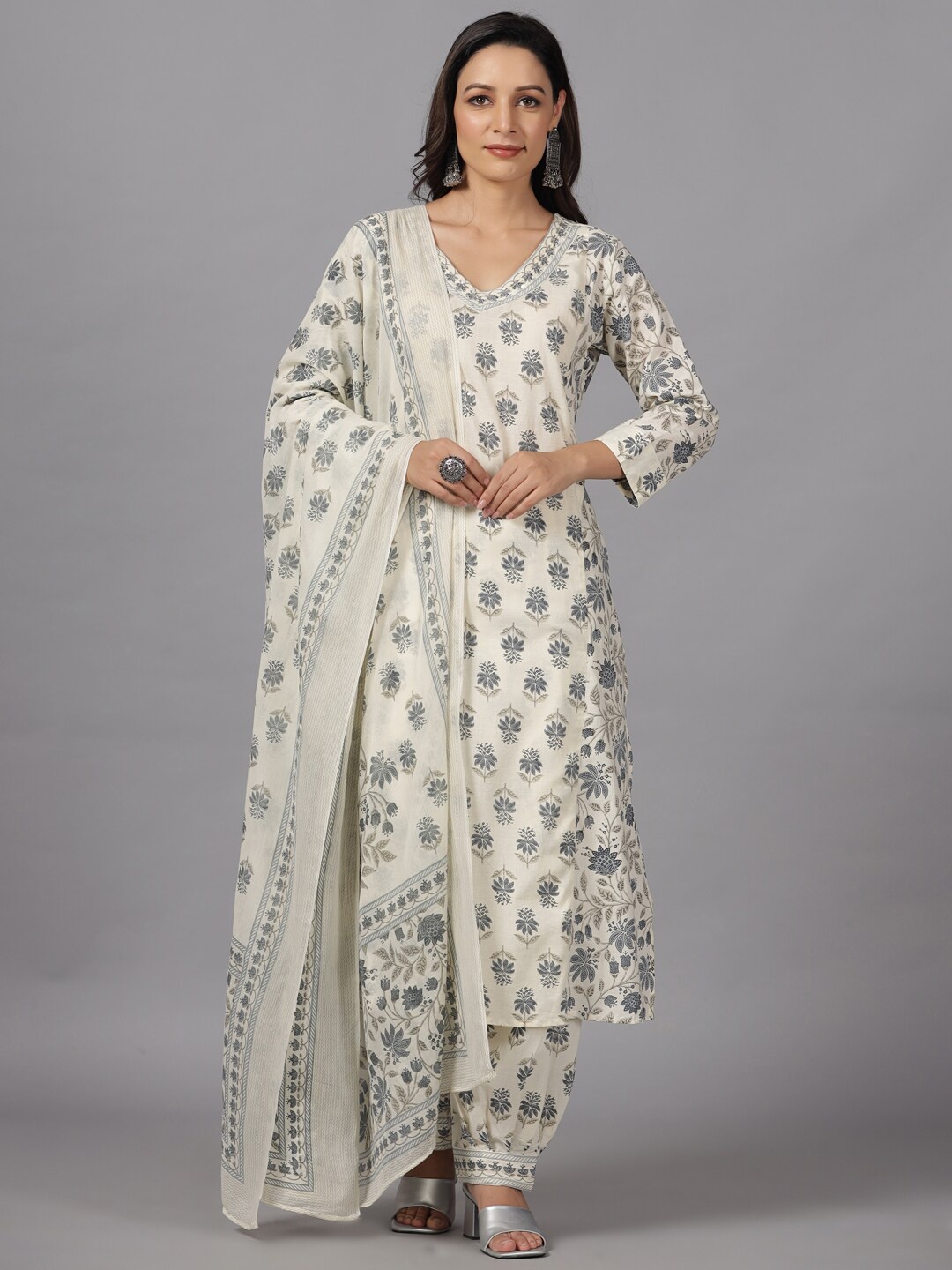 Amchoor Floral Printed V-Neck Sequinned Detailed Panelled Pure Cotton Kurta Sets, Cream
Amchoor Floral Printed V-Neck Sequinned Detailed Panelled Pure Cotton Kurta Sets, Cream