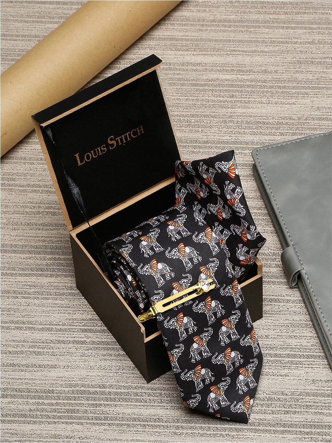 LOUIS STITCH Set Of 3 Italian Silk Necktie & Pocket Square with Golden Tie pin, Black
LOUIS STITCH Set Of 3 Italian Silk Necktie & Pocket Square with Golden Tie pin, Black