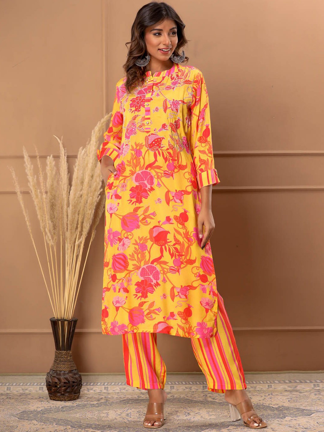 Meena Bazaar Floral Printed Sequinned Mandarin collar Straight Kurta with Trousers, Yellow
Meena Bazaar Floral Printed Sequinned Mandarin collar Straight Kurta with Trousers, Yellow