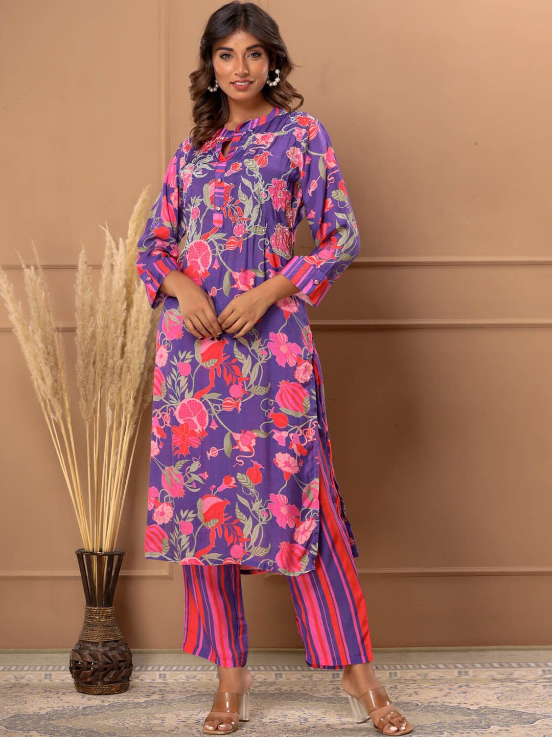 Meena Bazaar Floral Printed Sequinned Mandarin collar Straight Kurta with Trousers, Purple
Meena Bazaar Floral Printed Sequinned Mandarin collar Straight Kurta with Trousers, Purple