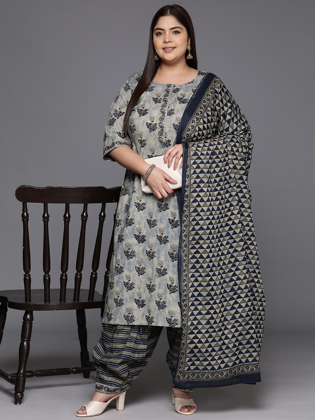 EXTRA LOVE BY LIBAS Women Plus Size Floral Printed Pure Cotton Kurta with Salwar & Dupatta, Grey
EXTRA LOVE BY LIBAS Women Plus Size Floral Printed Pure Cotton Kurta with Salwar & Dupatta, Grey