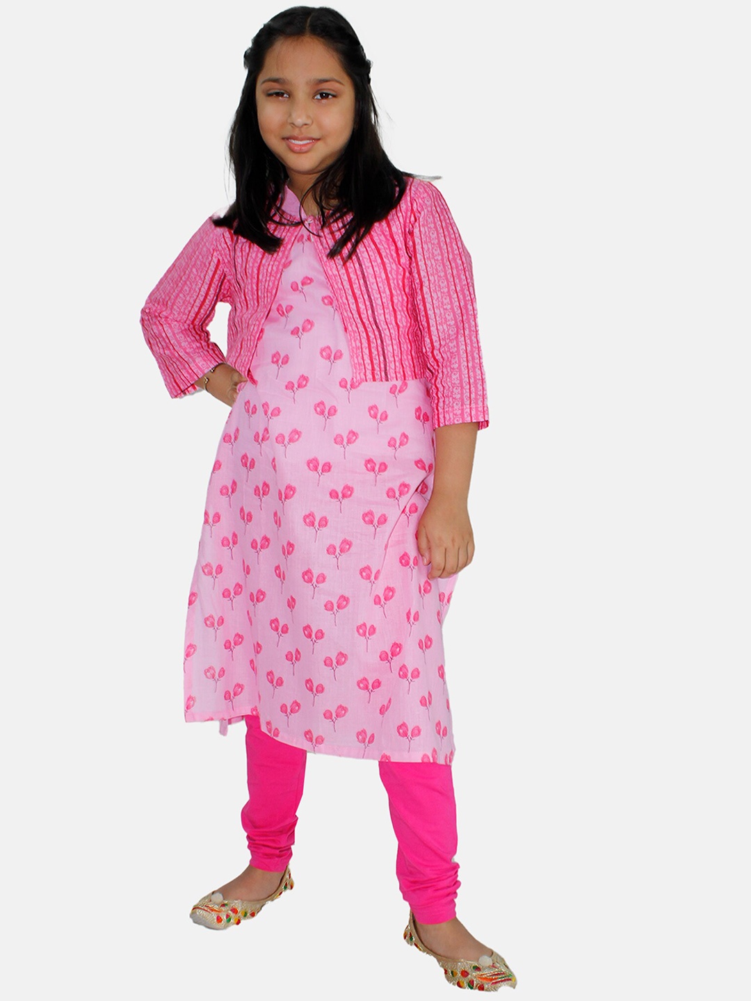 KiddoPanti Girls V Neck Floral Printed Pure Cotton Straight Kurta & Leggings With Jacket, Pink
KiddoPanti Girls V Neck Floral Printed Pure Cotton Straight Kurta & Leggings With Jacket, Pink