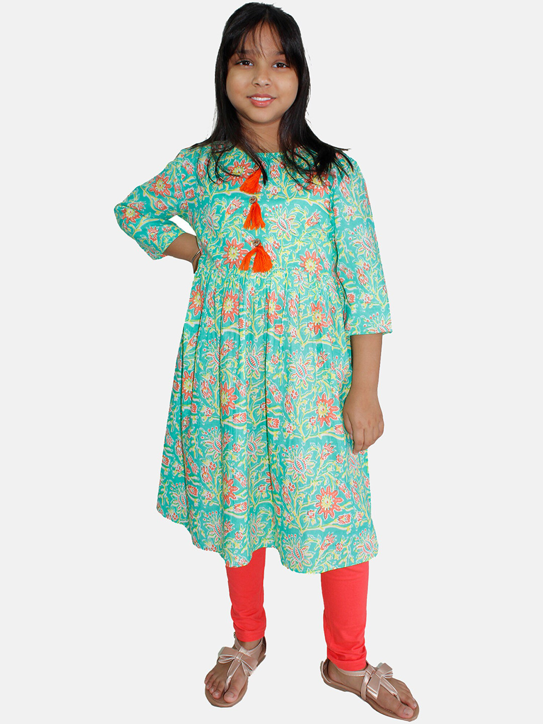 KiddoPanti Girls Floral Printed Round Neck Regular A-Line Pure Cotton Kurta & Leggings, Green
KiddoPanti Girls Floral Printed Round Neck Regular A-Line Pure Cotton Kurta & Leggings, Green