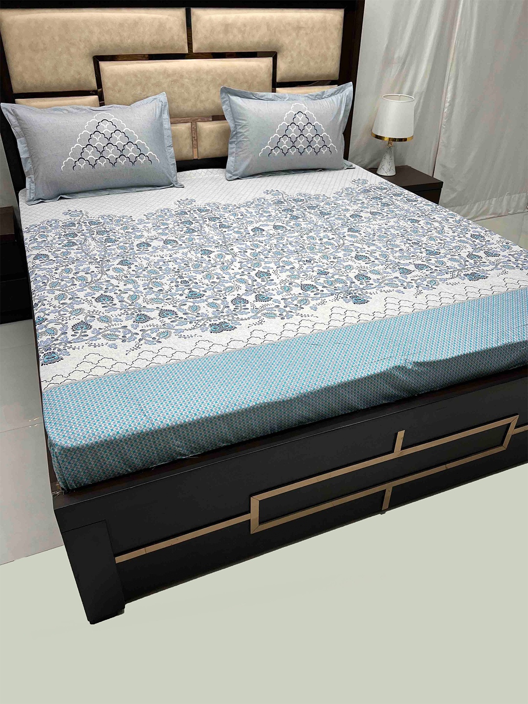 Pure Decor White & Blue Floral Pure Cotton 400 TC King Bedsheet With 2 Pillow Covers
Pure Decor White & Blue Floral Pure Cotton 400 TC King Bedsheet With 2 Pillow Covers