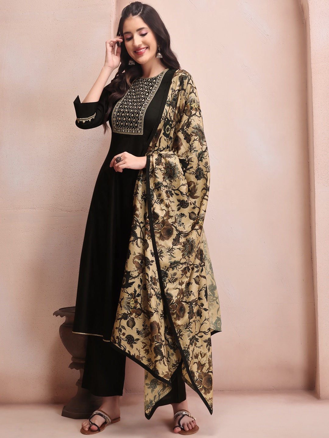 Inddus Ethnic Motifs Yoke Design Regular Thread Work Kurta with Trousers & With Dupatta, Black
Inddus Ethnic Motifs Yoke Design Regular Thread Work Kurta with Trousers & With Dupatta, Black