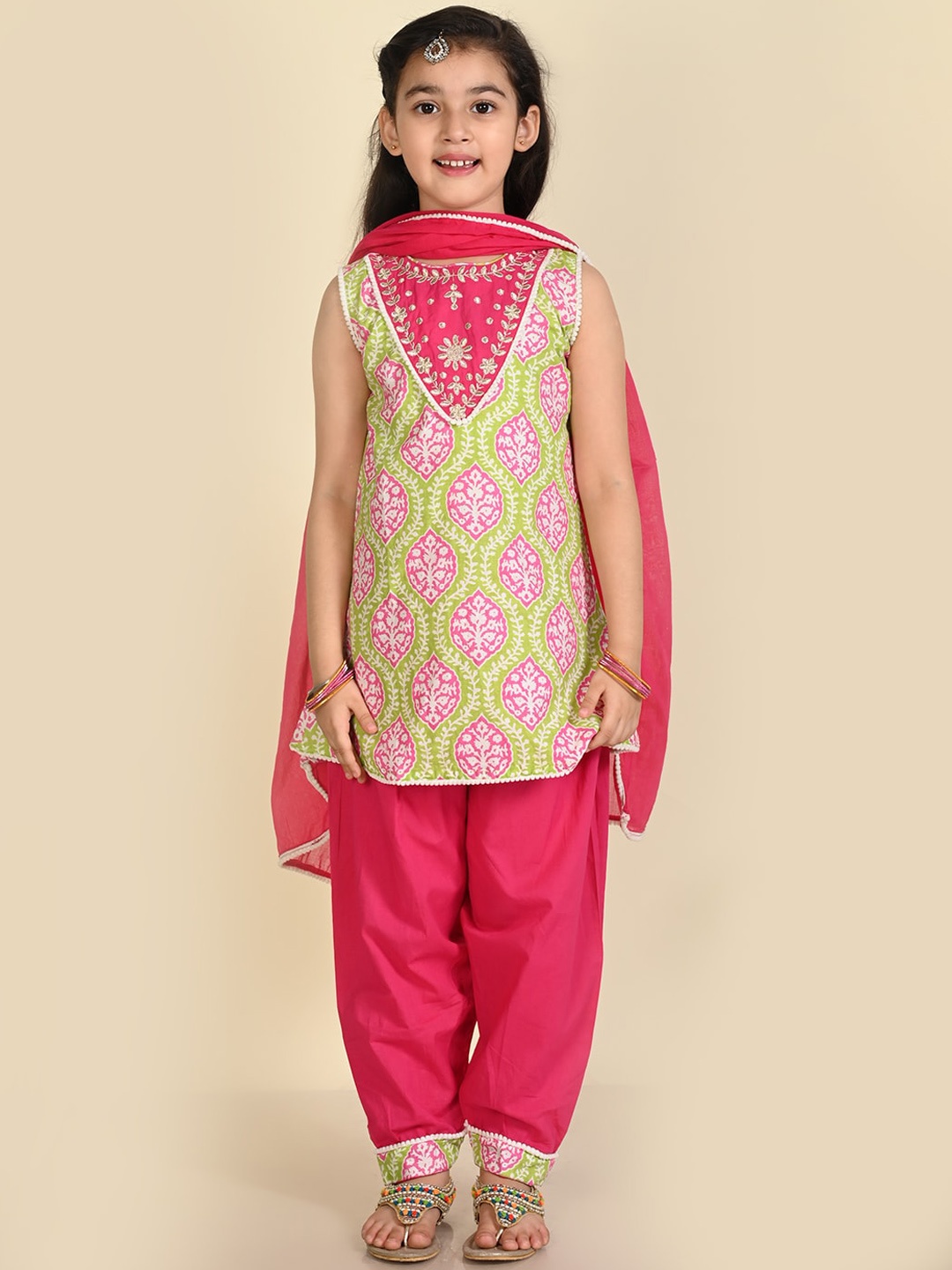 LIL PITAARA Girls Ethnic Motifs Printed Pure Cotton Kurti With Salwar & Dupatta, Green
LIL PITAARA Girls Ethnic Motifs Printed Pure Cotton Kurti With Salwar & Dupatta, Green