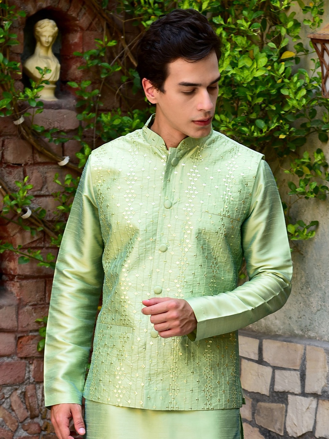 HOUSE OF DEYANN Mandarin Collar Pure Cotton Kurta & Pyajama With Nehru Jacket, Green
HOUSE OF DEYANN Mandarin Collar Pure Cotton Kurta & Pyajama With Nehru Jacket, Green