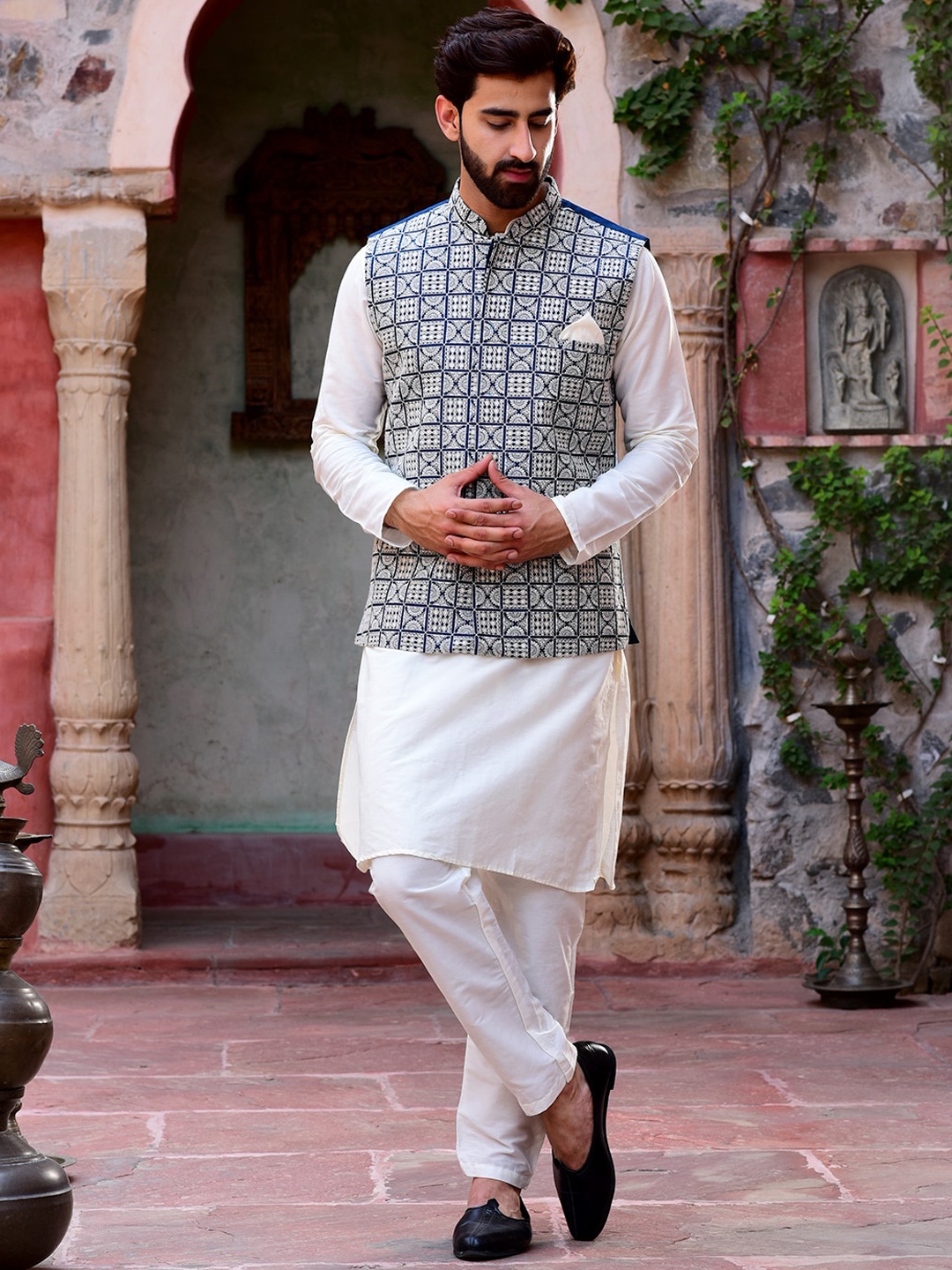 HOUSE OF DEYANN Mandarin Collar Pure Cotton Kurta & Pyajama With Nehru Jacket, Navy blue
HOUSE OF DEYANN Mandarin Collar Pure Cotton Kurta & Pyajama With Nehru Jacket, Navy blue