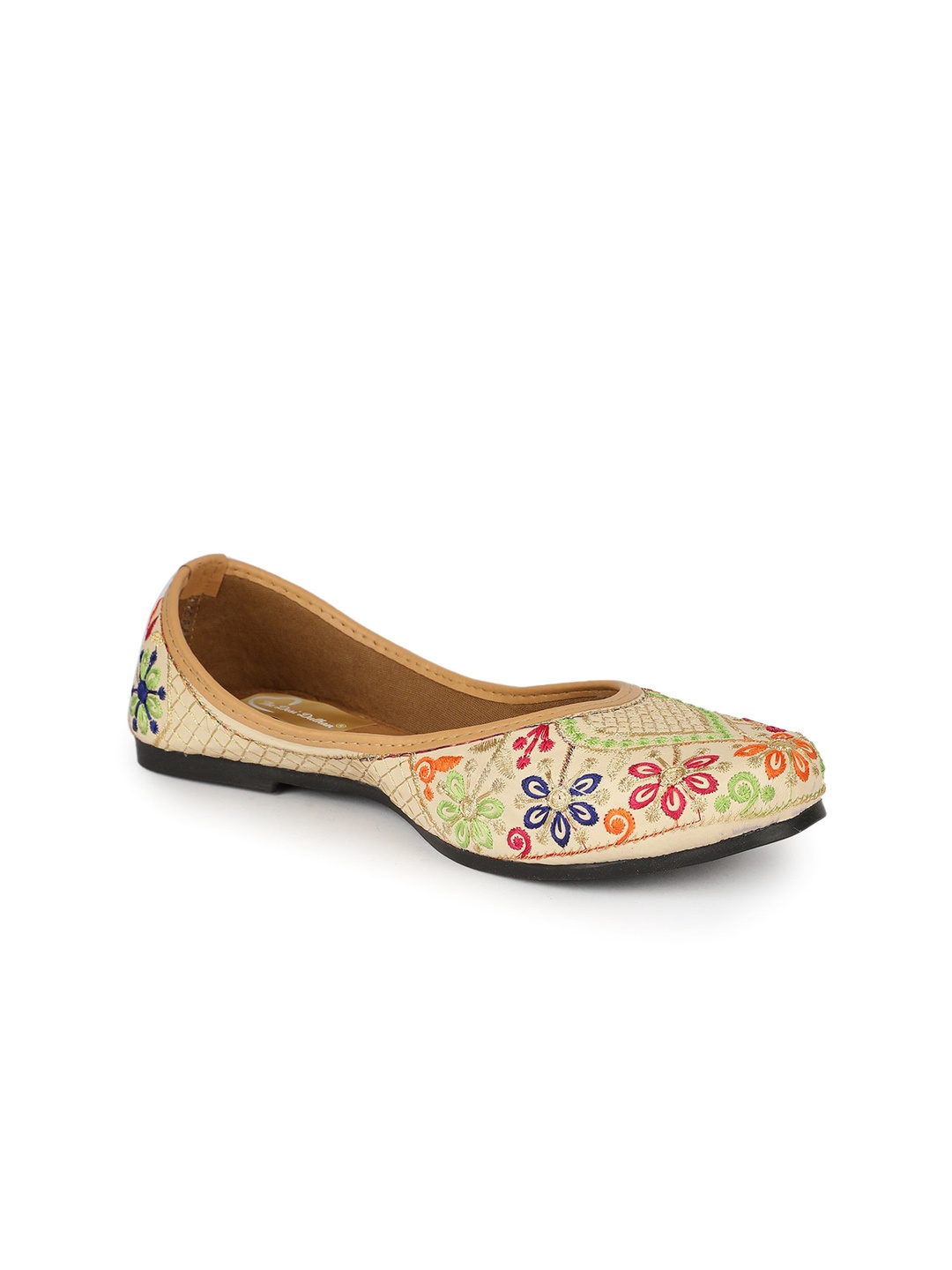 The Desi Dulhan Ethnic Embroidered Mojaris, Cream