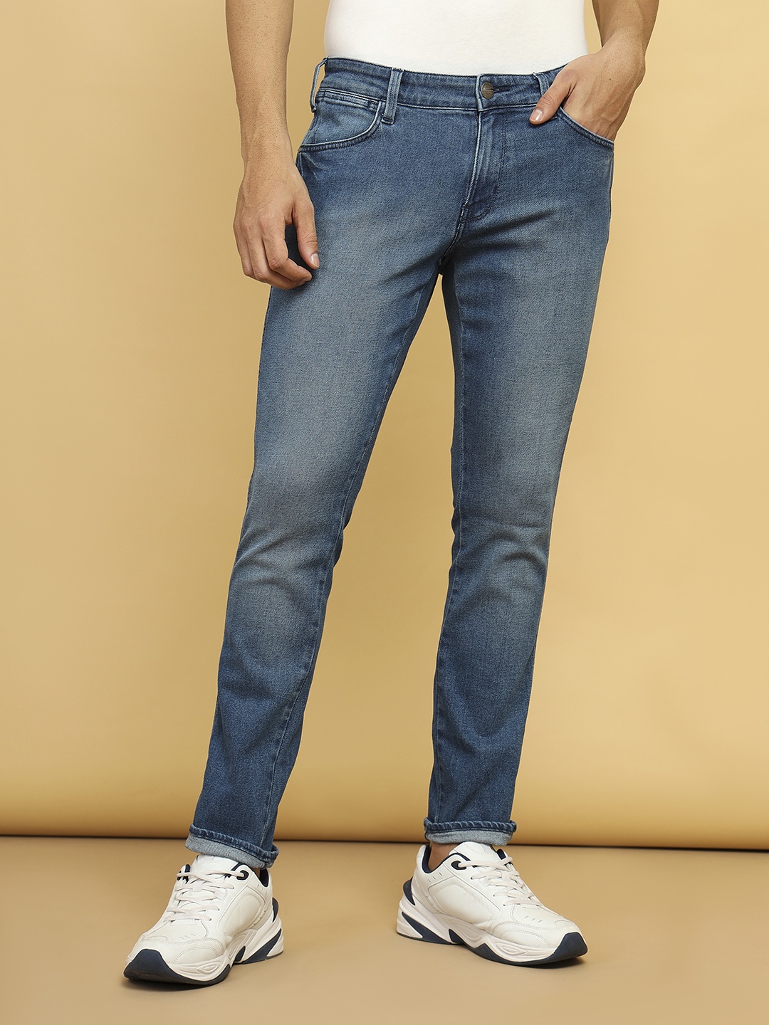 Wrangler Men Skanders Slim Fit Low-Rise Clean Look Light Fade Stretchable Jeans, Blue
Wrangler Men Skanders Slim Fit Low-Rise Clean Look Light Fade Stretchable Jeans, Blue