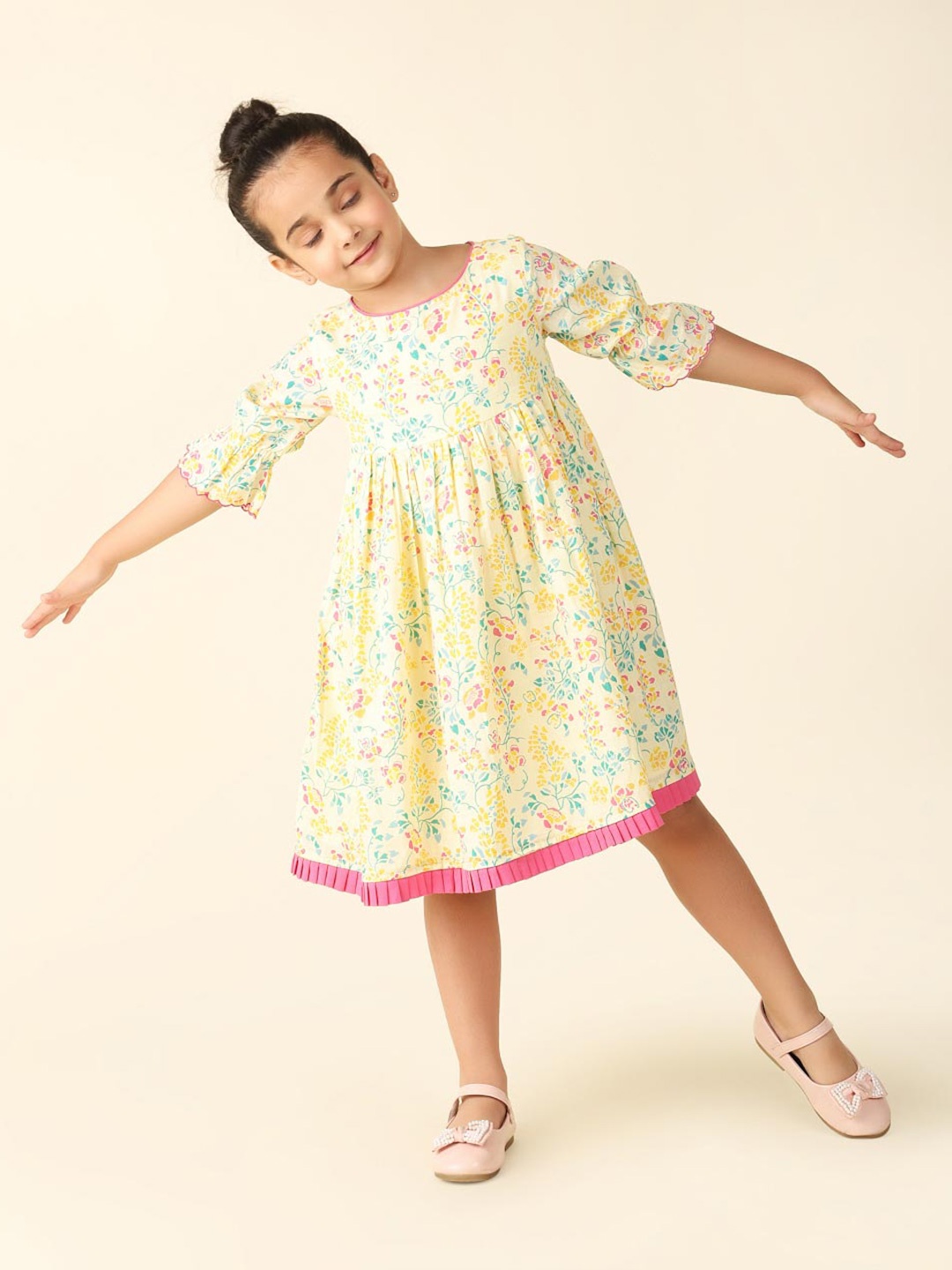 Fabindia Girls Floral Printed Bell Sleeves Pleated Detailed Fit & Flare Dress, Yellow
Fabindia Girls Floral Printed Bell Sleeves Pleated Detailed Fit & Flare Dress, Yellow