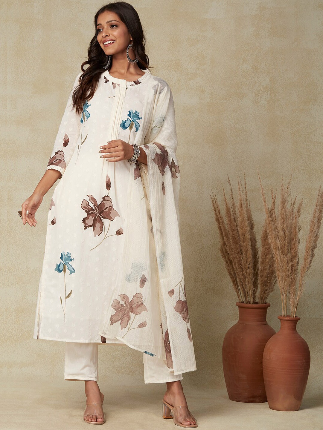 FASHOR Off White Floral Printed Band Collar Pure Cotton Kurta & Trousers with Dupatta
FASHOR Off White Floral Printed Band Collar Pure Cotton Kurta & Trousers with Dupatta