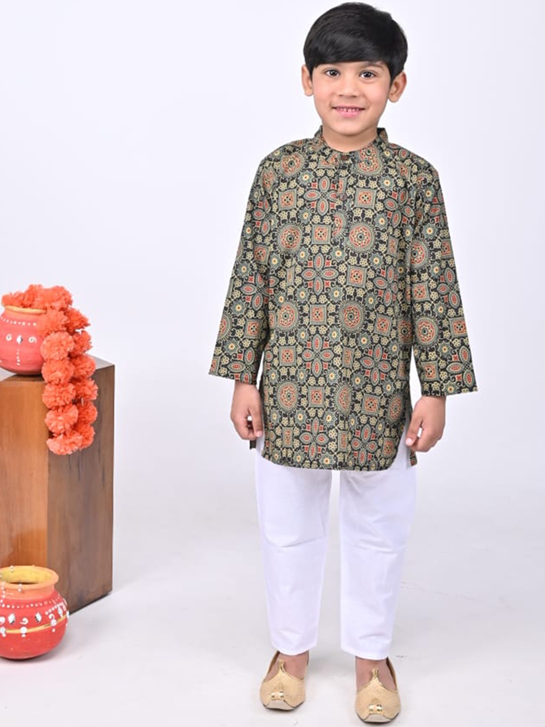 Maaikid Boys Ethnic Motifs Ajrak Printed Band Collar Pure Cotton Kurta with Pyjamas, Blue
Maaikid Boys Ethnic Motifs Ajrak Printed Band Collar Pure Cotton Kurta with Pyjamas, Blue