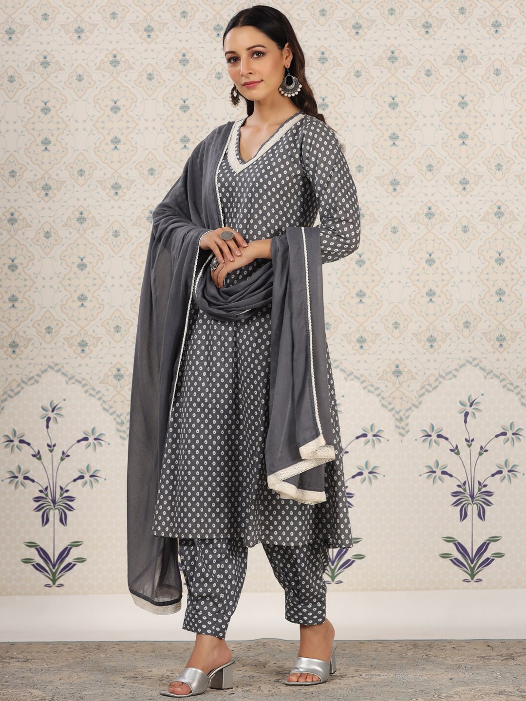 Ode by House of Pataudi Floral Printed Pure Cotton A-Line Kurta & Trousers With Dupatta, Grey
Ode by House of Pataudi Floral Printed Pure Cotton A-Line Kurta & Trousers With Dupatta, Grey