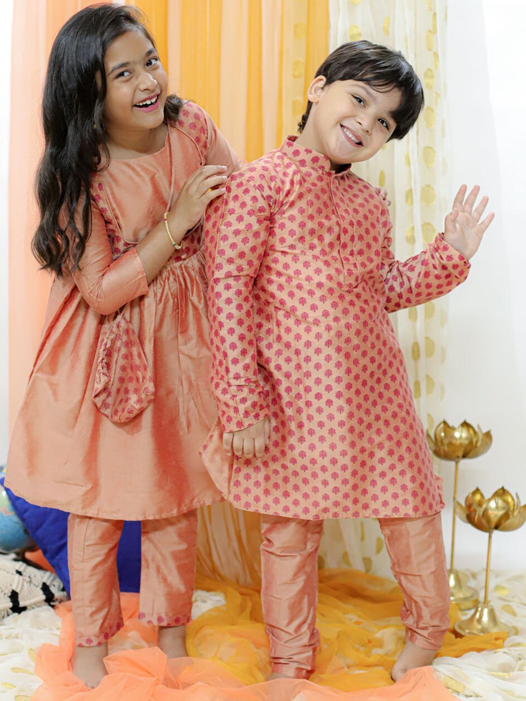 VASTRAMAY Girls Ethnic Motifs Printed Round Neck Pleated Kurta & Trousers With Potli Bag, Pink
VASTRAMAY Girls Ethnic Motifs Printed Round Neck Pleated Kurta & Trousers With Potli Bag, Pink