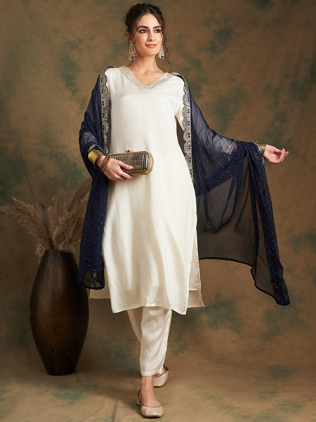 Sangria V-Neck Three-Quarter Sleeves Sequinned Straight Kurta Set With Dupatta, White 
Sangria V-Neck Three-Quarter Sleeves Sequinned Straight Kurta Set With Dupatta, White