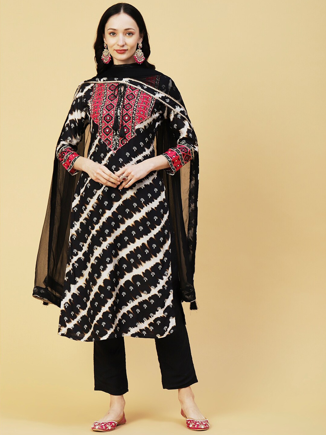 Envy Me by FASHOR Ethnic Motifs Dyed Tie-Up Neck Gotta Patti Kurta with Trousers & Dupatta, Black
Envy Me by FASHOR Ethnic Motifs Dyed Tie-Up Neck Gotta Patti Kurta with Trousers & Dupatta, Black