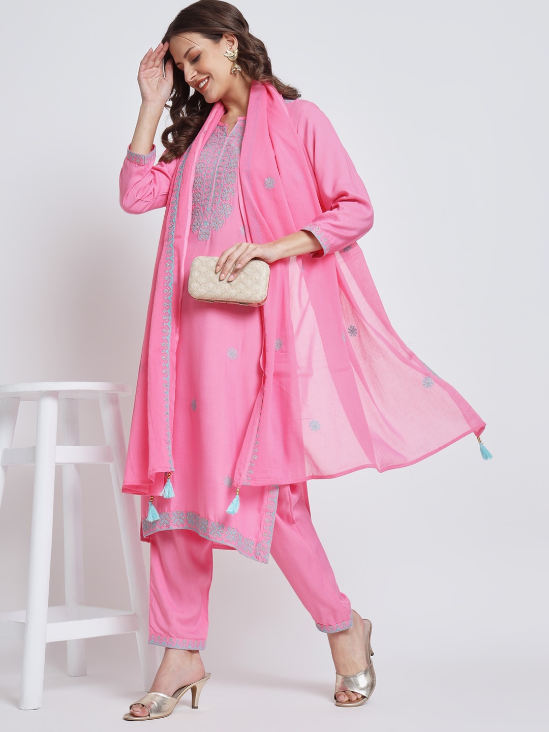 IkDaiya Ethnic Motifs Embroidered Regular Thread Work Kurta & Trousers With Dupatta, Pink
IkDaiya Ethnic Motifs Embroidered Regular Thread Work Kurta & Trousers With Dupatta, Pink