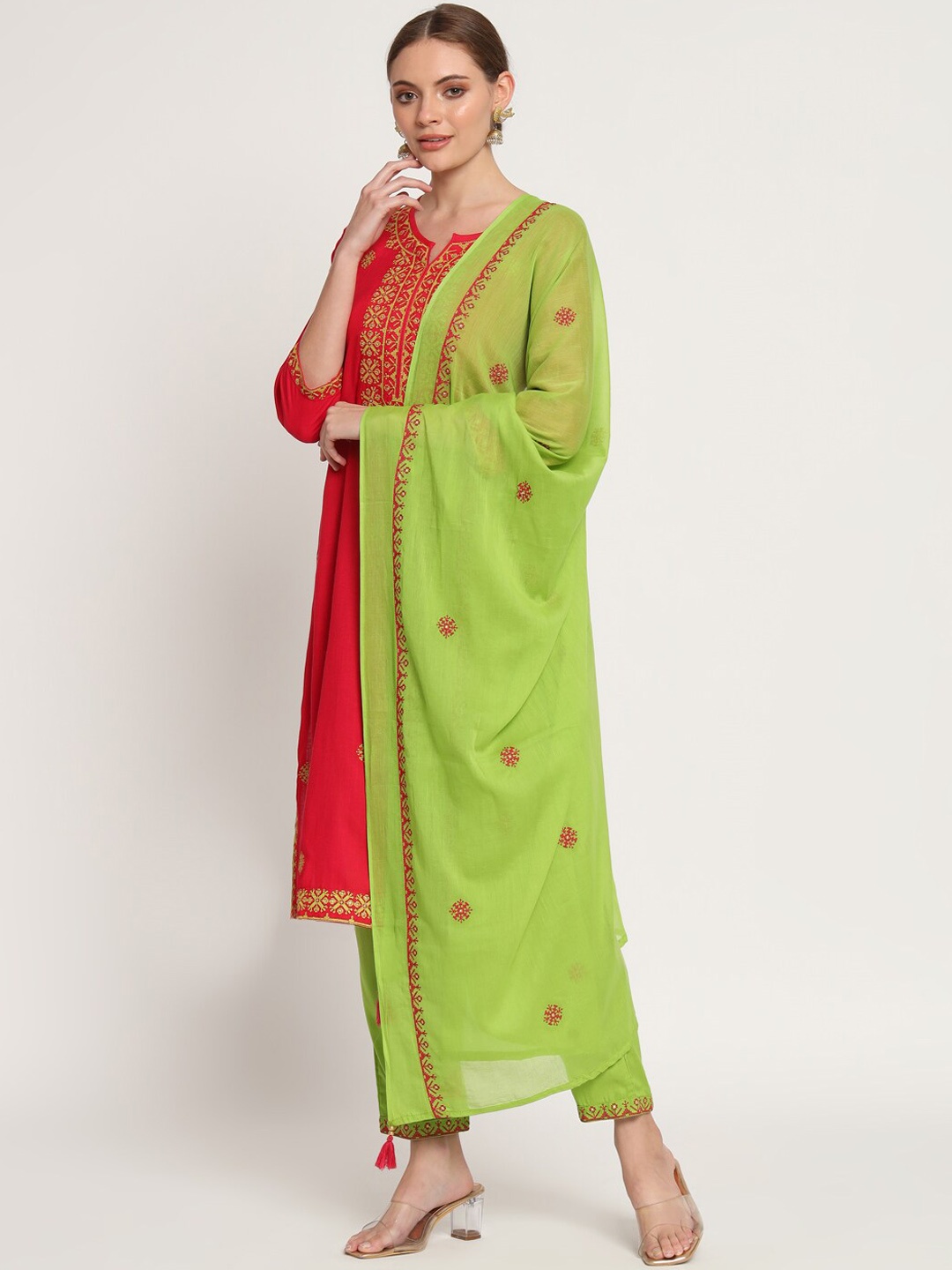 IkDaiya Ethnic Motifs Embroidered Regular Thread Work Kurta & Trousers With Dupatta, Red
IkDaiya Ethnic Motifs Embroidered Regular Thread Work Kurta & Trousers With Dupatta, Red