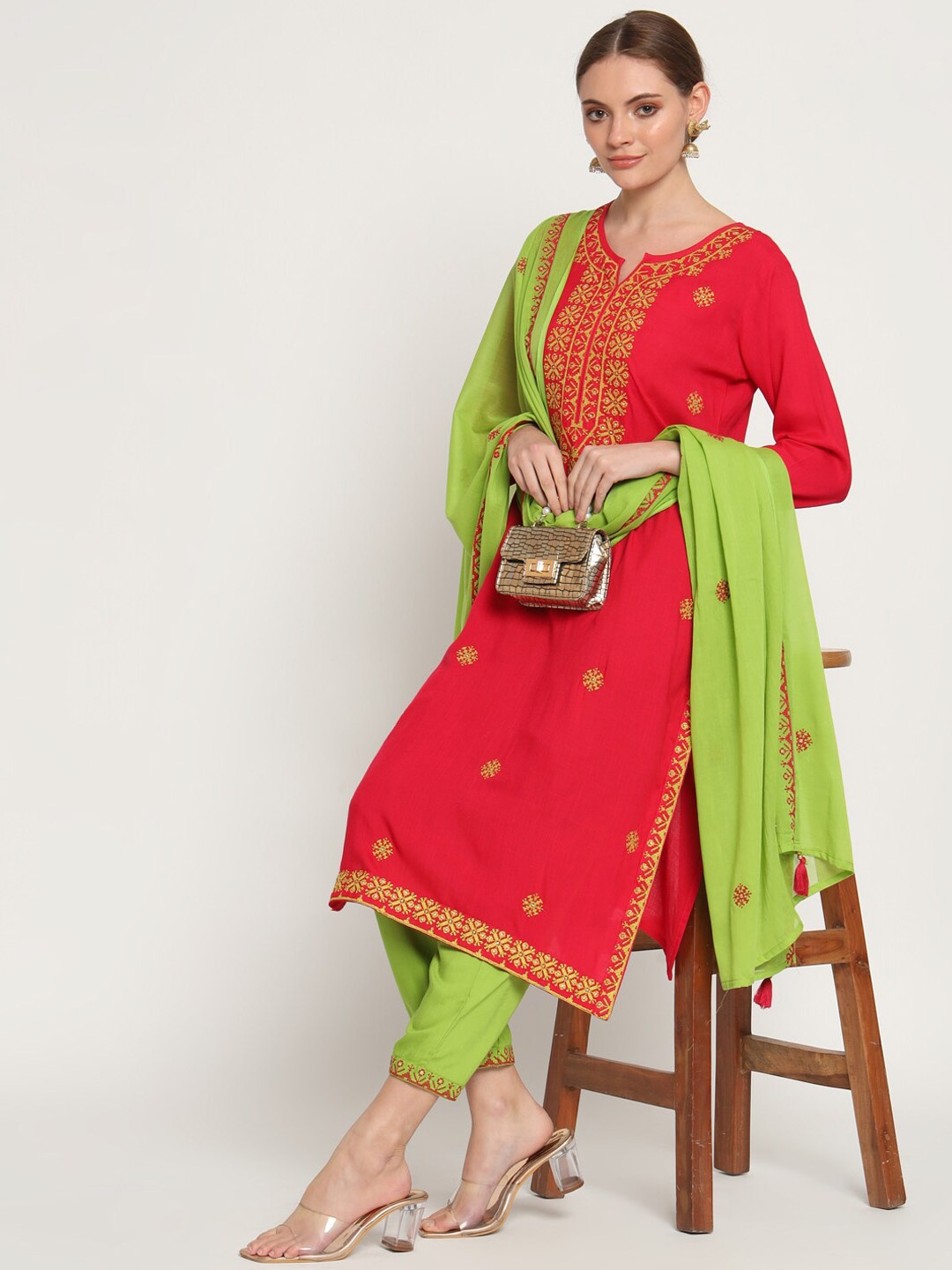 IkDaiya Ethnic Motifs Embroidered Regular Thread Work Kurta & Trousers With Dupatta, Green
IkDaiya Ethnic Motifs Embroidered Regular Thread Work Kurta & Trousers With Dupatta, Green