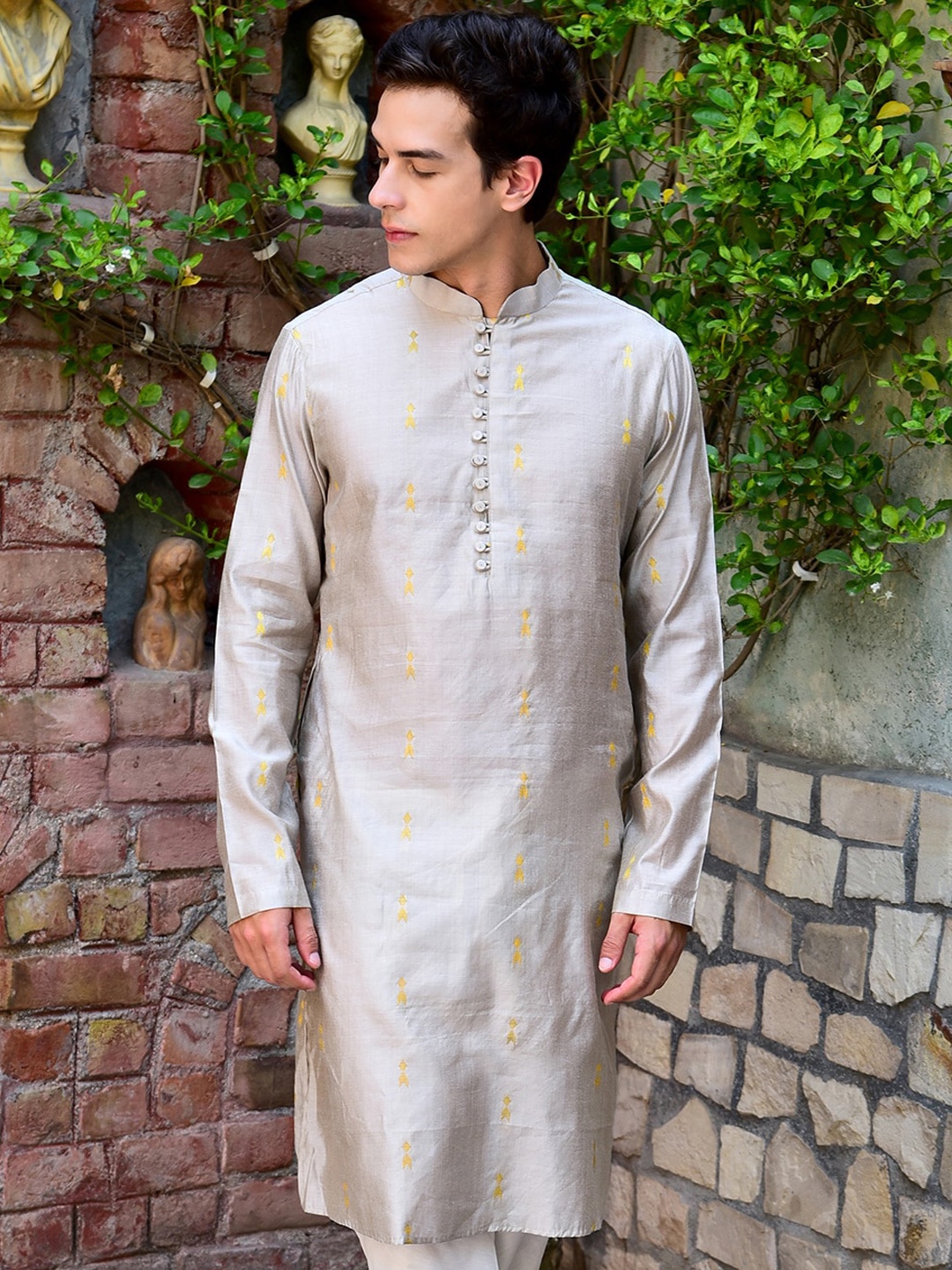 HOUSE OF DEYANN Ethnic Motifs Woven Design Mandarin Collar Jacquard Straight Kurta, Grey
HOUSE OF DEYANN Ethnic Motifs Woven Design Mandarin Collar Jacquard Straight Kurta, Grey