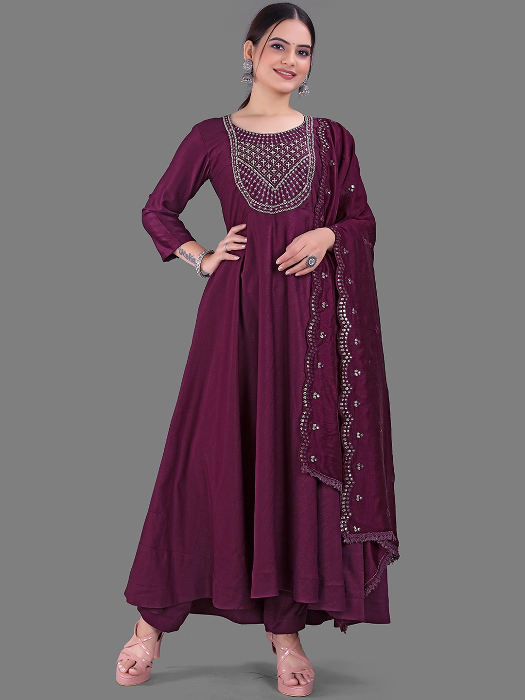 Pari THE FASHION STUDIO Ethnic Motifs Yoke Design Kurta with Trousers & Dupatta, Purple
Pari THE FASHION STUDIO Ethnic Motifs Yoke Design Kurta with Trousers & Dupatta, Purple