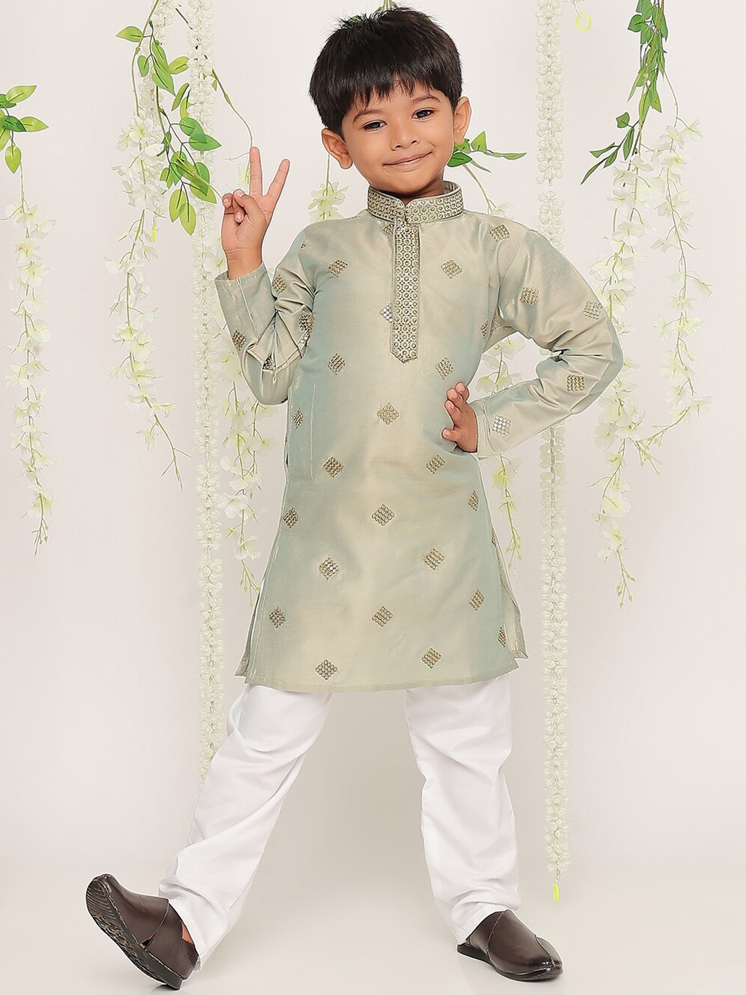 KID1 Boys Geometric Embroidered Mandarin Collar Sequinned Straight Kurta With Pyjamas, Green
KID1 Boys Geometric Embroidered Mandarin Collar Sequinned Straight Kurta With Pyjamas, Green