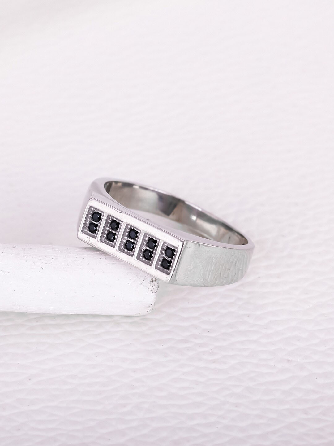 GIVA Men 925 Silver Rhodium-Plated Stone-Studded Contemporary Minimalism Finger Ring
GIVA Men 925 Silver Rhodium-Plated Stone-Studded Contemporary Minimalism Finger Ring