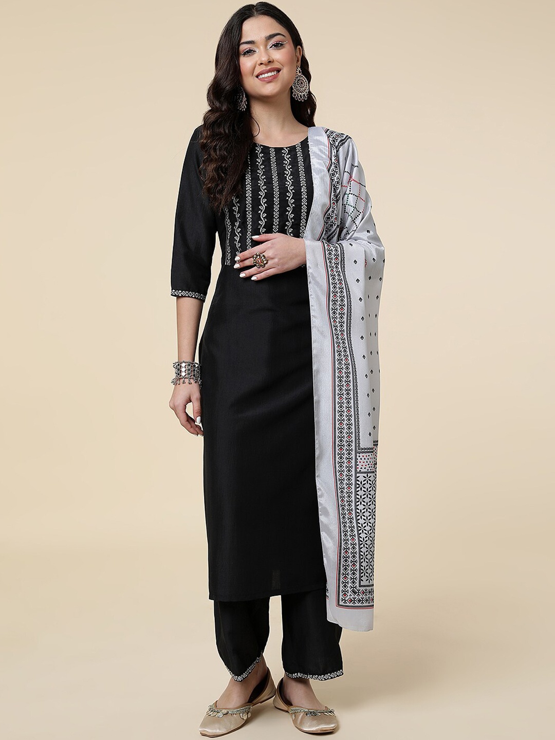 J Turritopsis Ethnic Motifs Three-Quarter Sleeves Thread Work Kurta Set With Dupatta, Black
J Turritopsis Ethnic Motifs Three-Quarter Sleeves Thread Work Kurta Set With Dupatta, Black