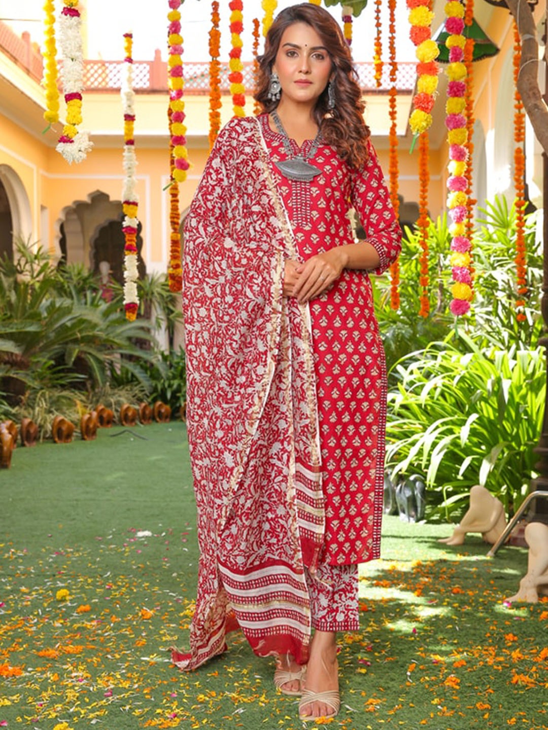 Jaipuri Adaah Floral Printed Regular Pure Cotton Kurta With Trousers & Dupatta, Maroon
Jaipuri Adaah Floral Printed Regular Pure Cotton Kurta With Trousers & Dupatta, Maroon