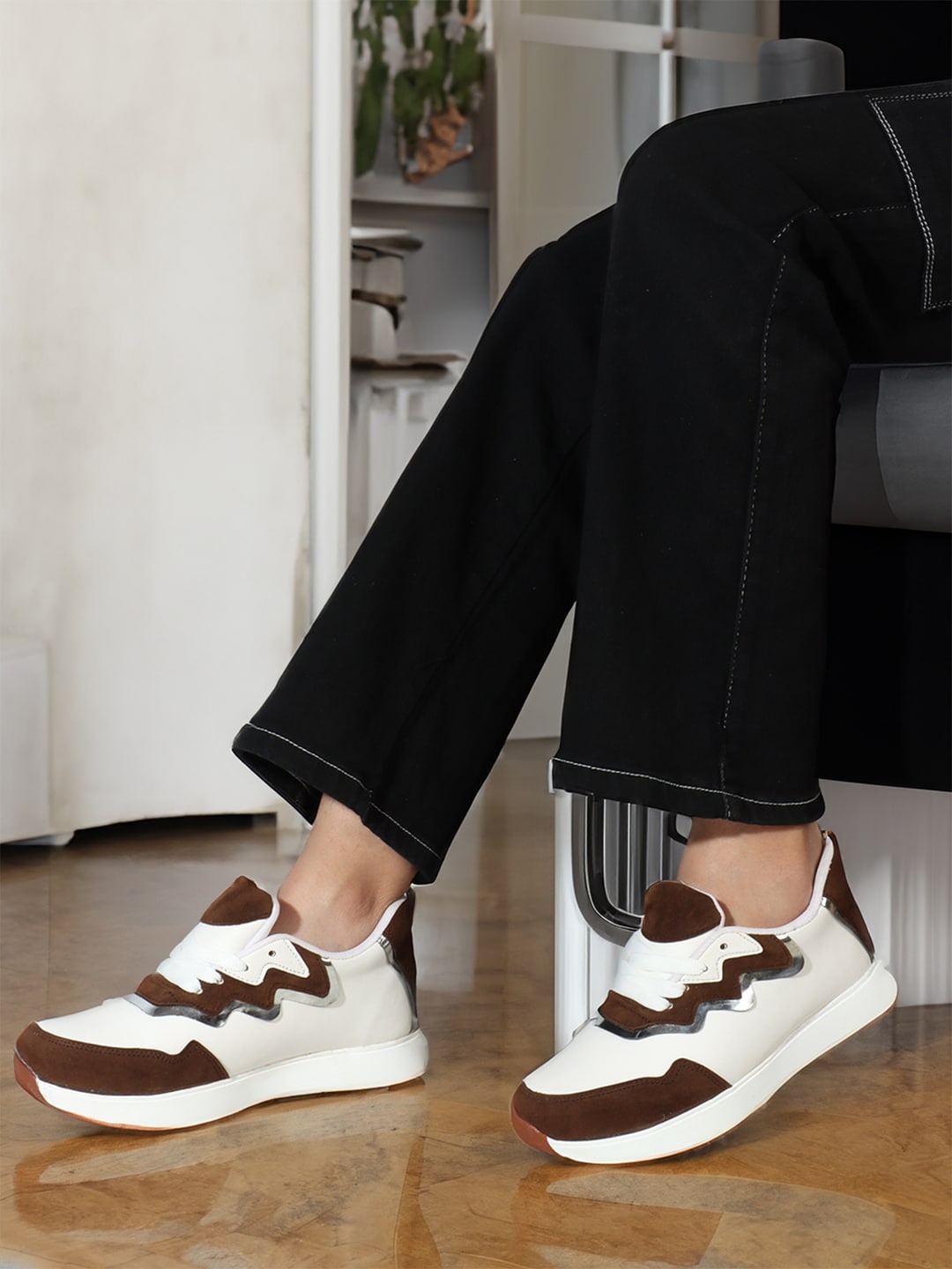 The Roadster Lifestyle Co. Women White & Brown Lightweight Comfort Insole Basics Sneakers
The Roadster Lifestyle Co. Women White & Brown Lightweight Comfort Insole Basics Sneakers