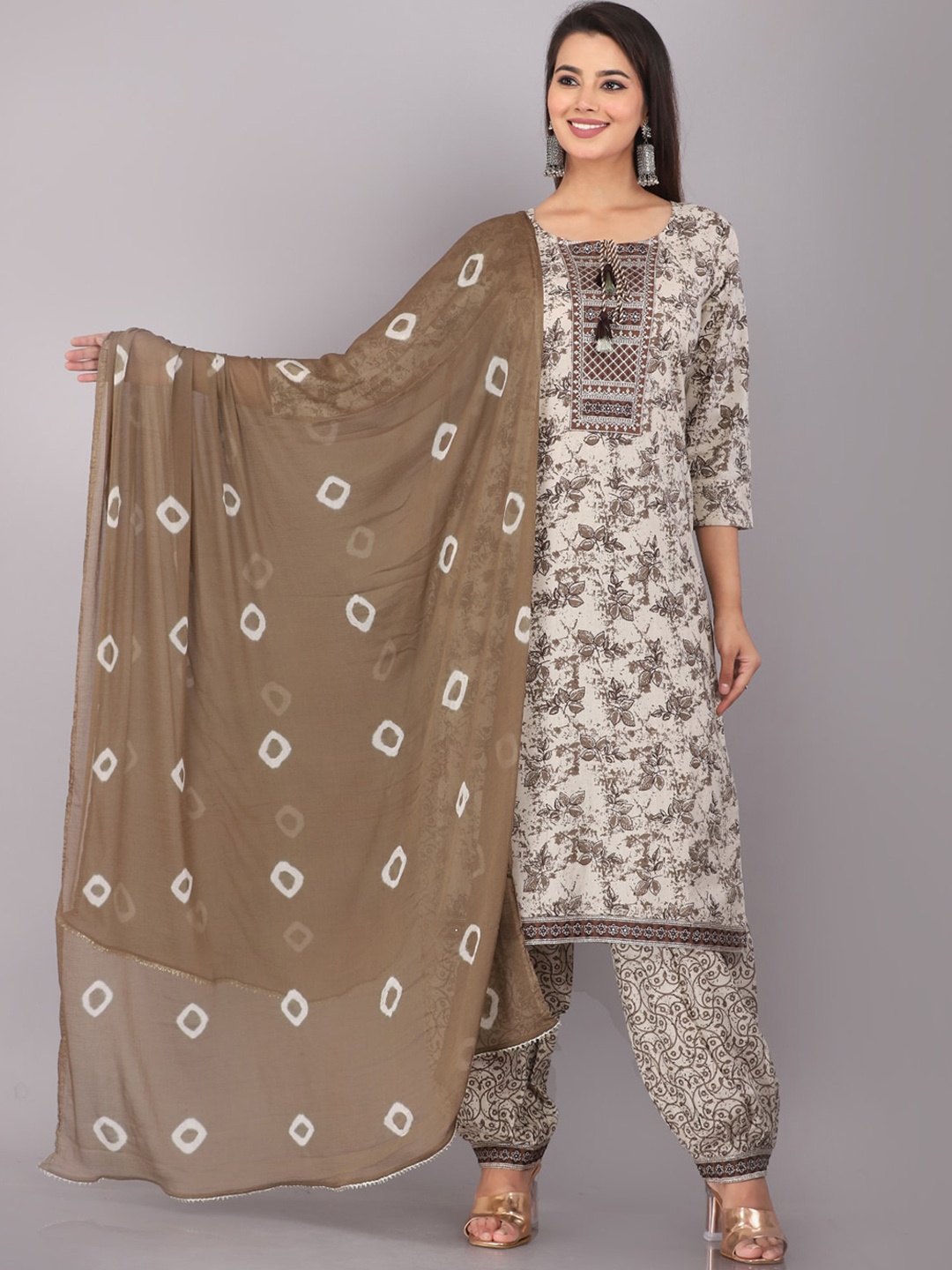 HIGHLIGHT FASHION EXPORT Floral Printed Regular Gotta Patti Kurta With Salwar & Dupatta, Beige
HIGHLIGHT FASHION EXPORT Floral Printed Regular Gotta Patti Kurta With Salwar & Dupatta, Beige