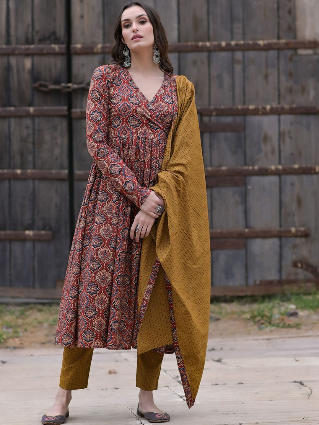 METRO-FASHION Ethnic Motifs Printed Regular Pure Cotton Kurta with Trousers & Dupatta, Maroon
METRO-FASHION Ethnic Motifs Printed Regular Pure Cotton Kurta with Trousers & Dupatta, Maroon