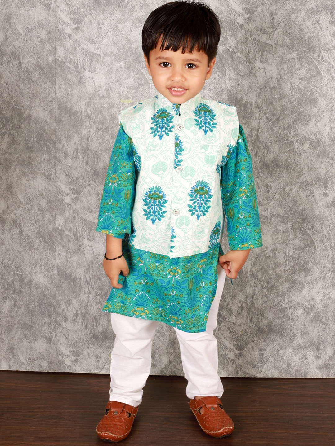 Stuffie Land Boys Floral Printed Pure Cotton Kurta & Pyjamas with Nehru Jacket, Green
Stuffie Land Boys Floral Printed Pure Cotton Kurta & Pyjamas with Nehru Jacket, Green