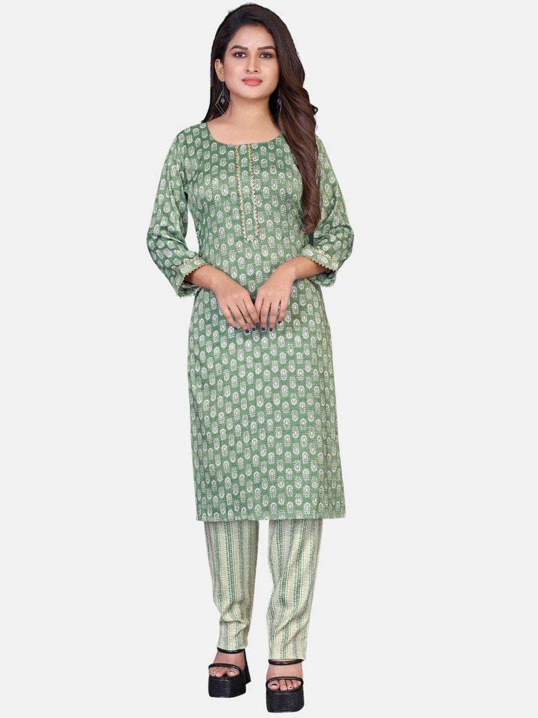 Pari THE FASHION STUDIO Floral Printed Regular Gotta Patti Kurta With Trousers, Green
Pari THE FASHION STUDIO Floral Printed Regular Gotta Patti Kurta With Trousers, Green