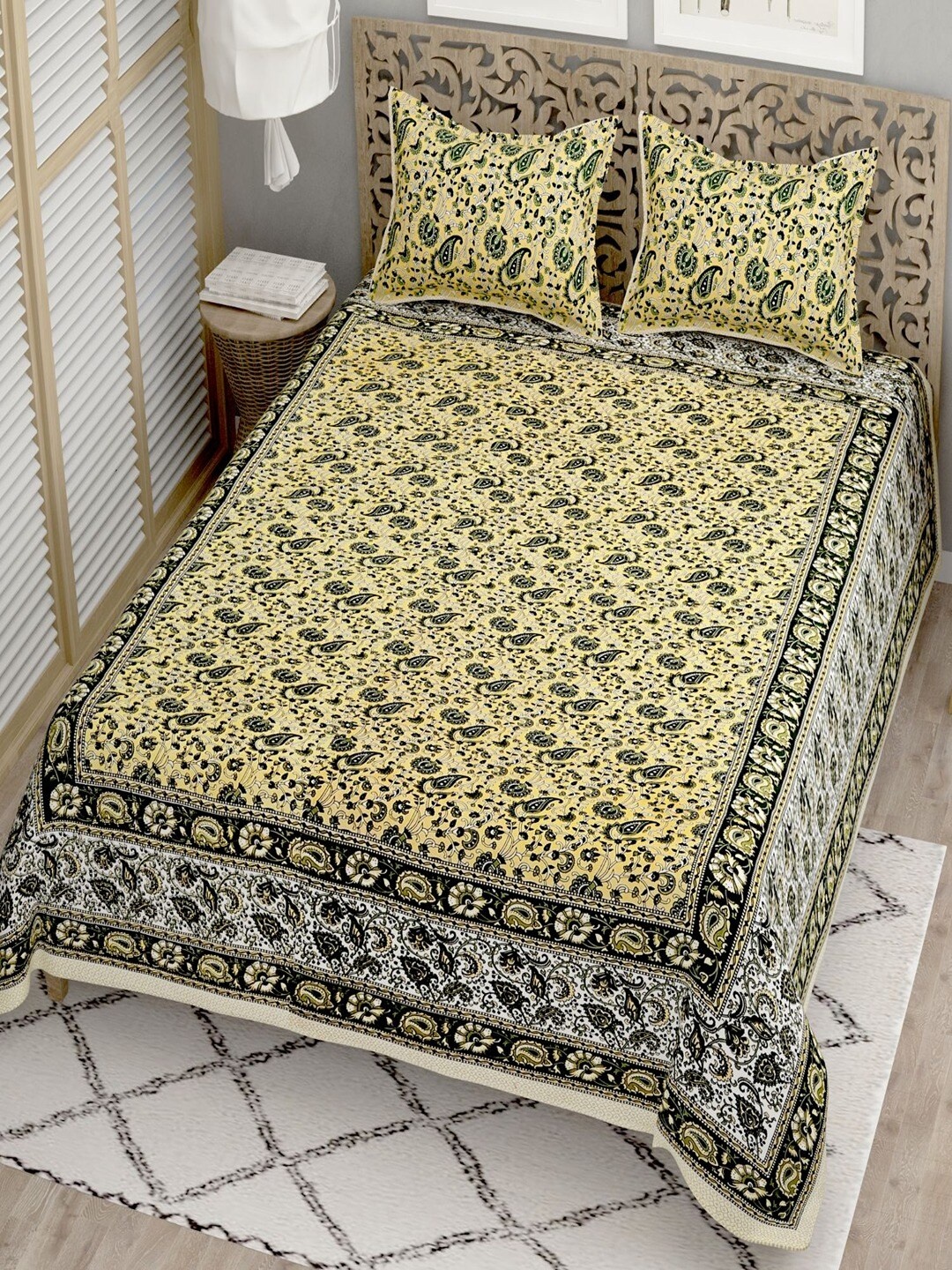 UNIQCHOICE Beige & Black Floral Printed Cotton 144 TC King Bedsheet with 2 Pillow Covers
UNIQCHOICE Beige & Black Floral Printed Cotton 144 TC King Bedsheet with 2 Pillow Covers