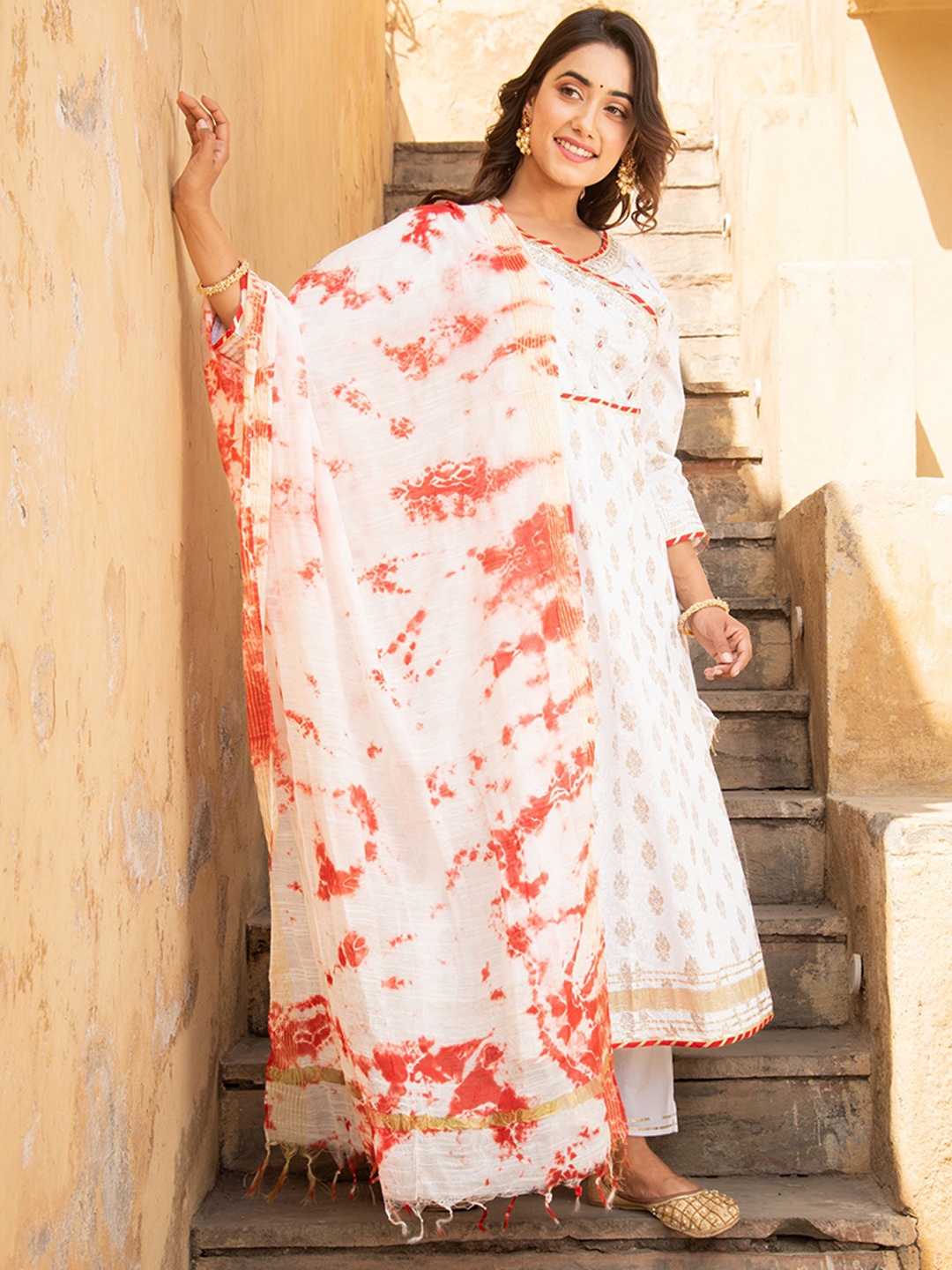 METRO-FASHIONFloral Printed Empire Pure Cotton Kurta with Trousers & With Dupatta, White
METRO-FASHIONFloral Printed Empire Pure Cotton Kurta with Trousers & With Dupatta, White