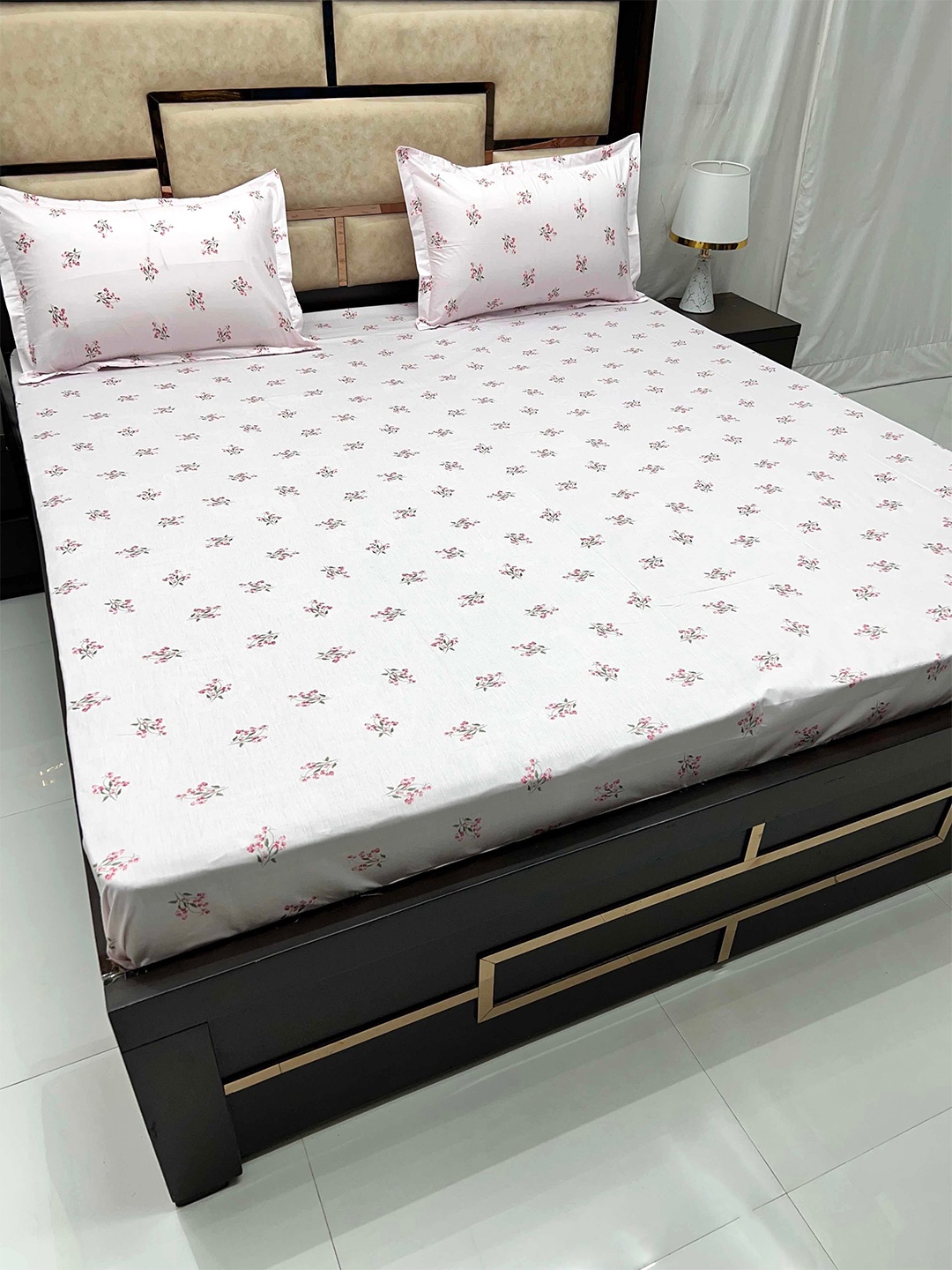 Pure Decor White & Pink Printed Pure Cotton 380 TC King Bedsheet With 2 Pillow Covers
Pure Decor White & Pink Printed Pure Cotton 380 TC King Bedsheet With 2 Pillow Covers