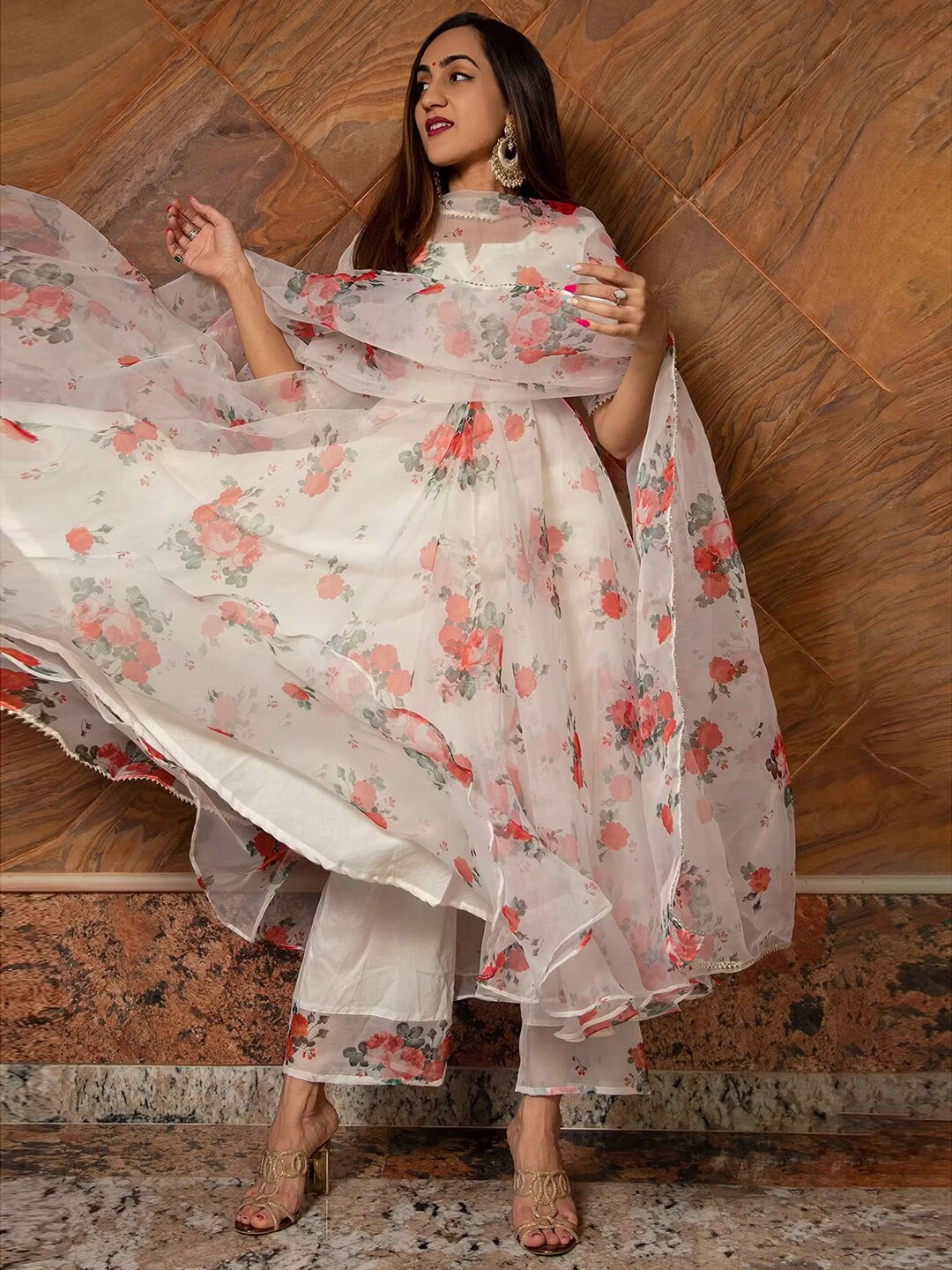GORGONE Floral Printed Gotta Patti Detailed Anarkali Kurta & Trousers with Dupatta, White
GORGONE Floral Printed Gotta Patti Detailed Anarkali Kurta & Trousers with Dupatta, White