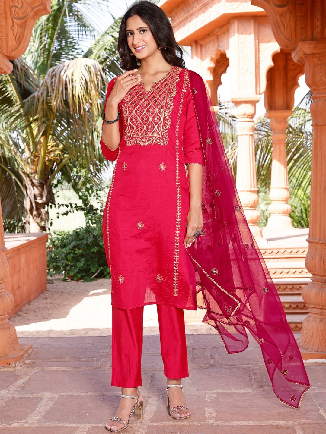 Tikhi Imli Fuchsia Ethnic Embroidered Regular Sequinned Kurta & Trousers With Dupatta
Tikhi Imli Fuchsia Ethnic Embroidered Regular Sequinned Kurta & Trousers With Dupatta