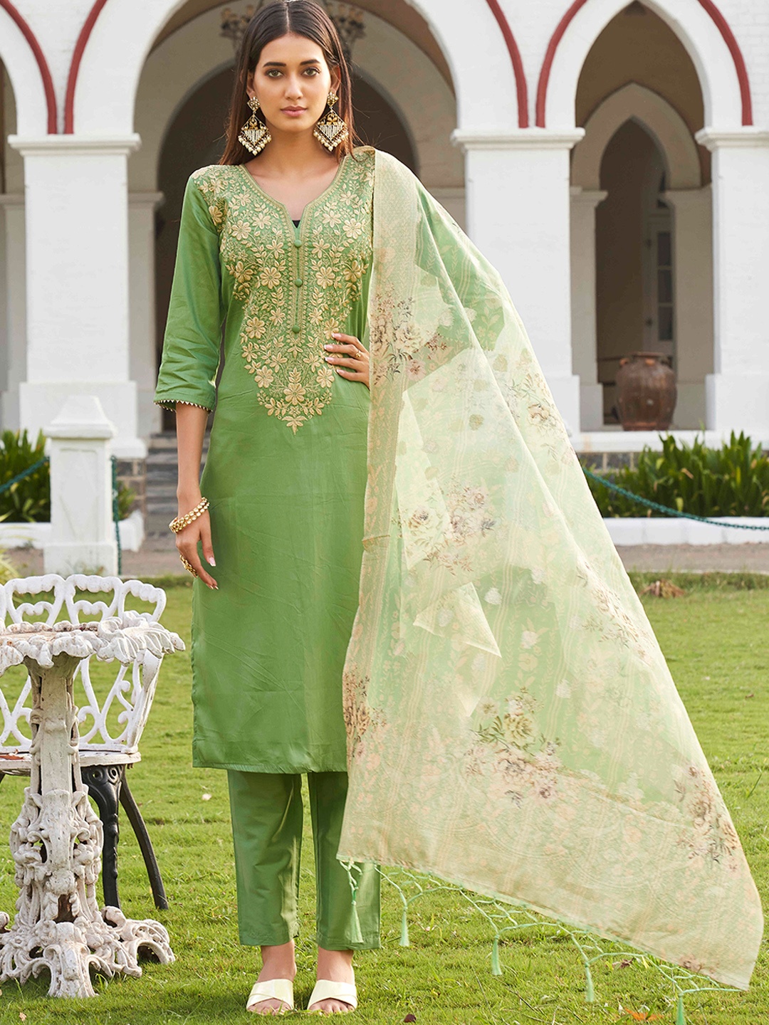 Tikhi Imli Green Floral Embroidered Regular Pure Cotton Kurta & Trousers With Dupatta
Tikhi Imli Green Floral Embroidered Regular Pure Cotton Kurta & Trousers With Dupatta